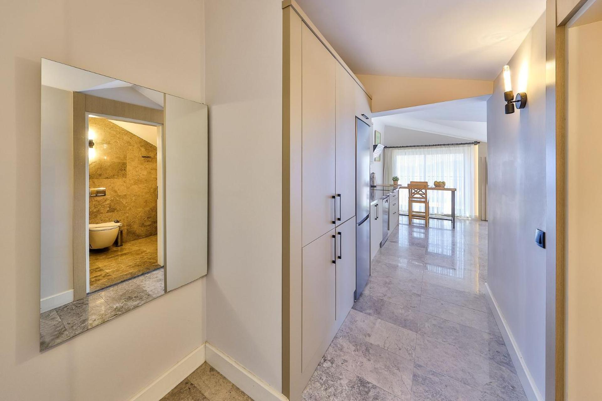 Deluxe Suite with Sea View - Photo 18