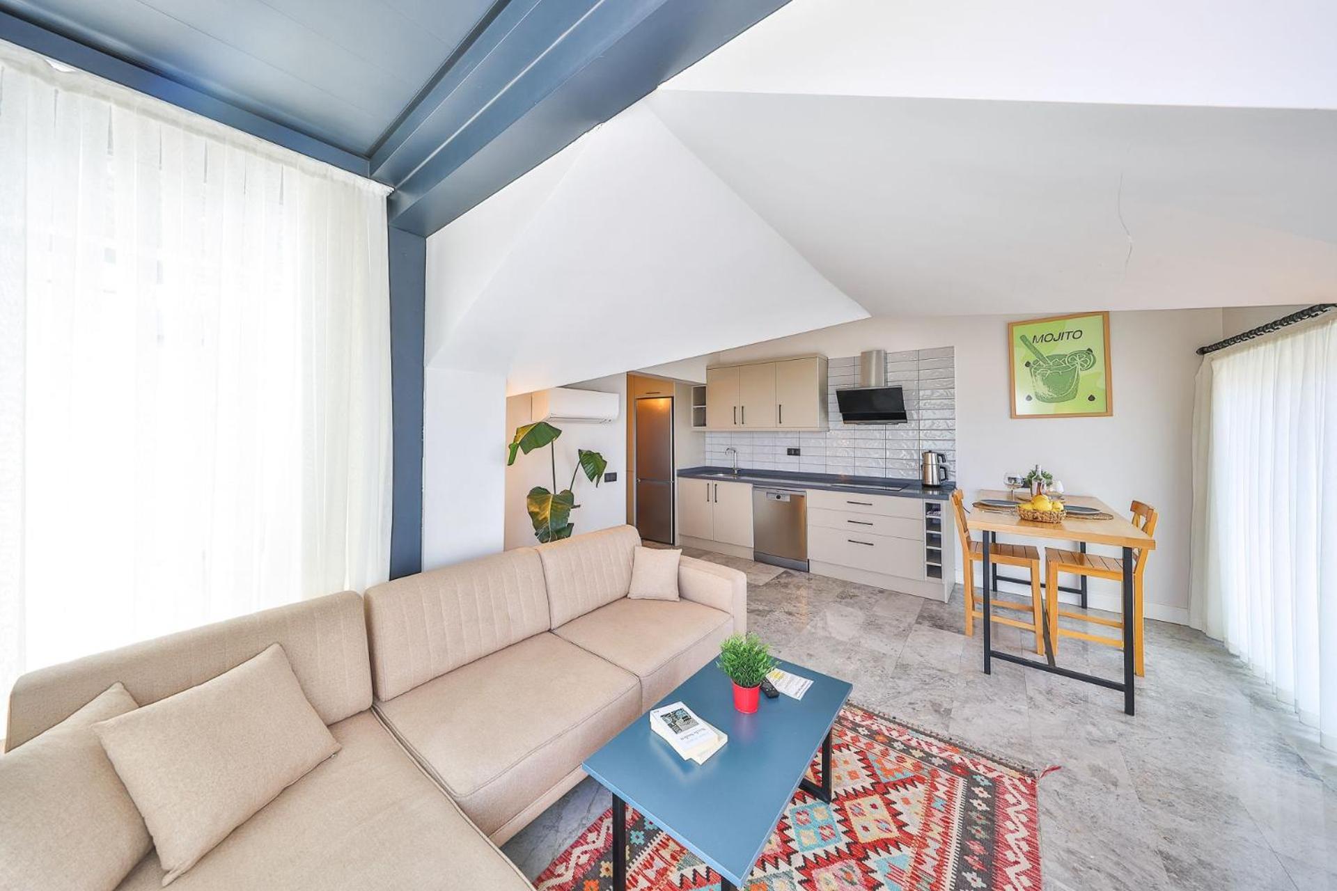 Deluxe Suite with Sea View - Photo 19