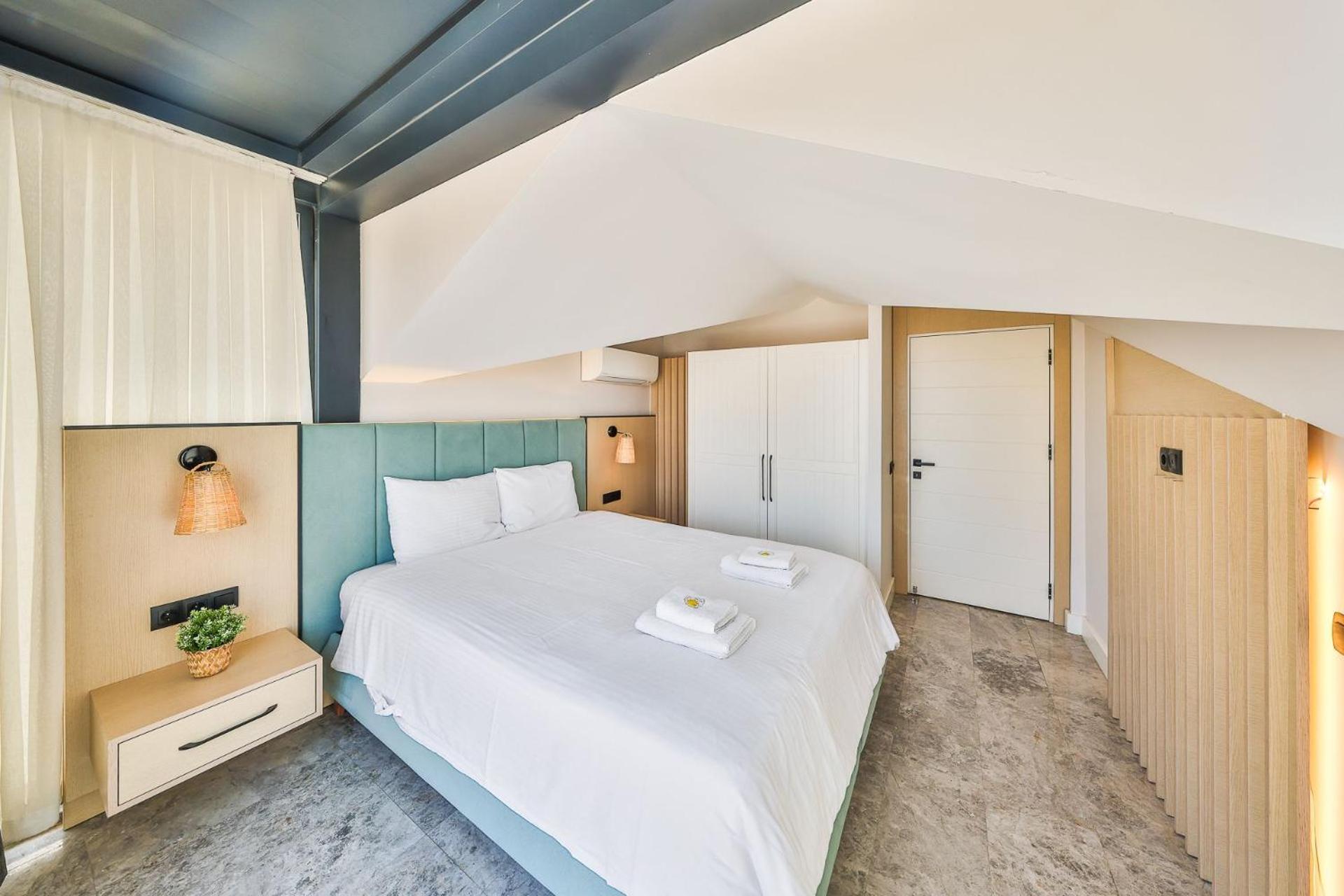 Deluxe Suite with Sea View - Photo 21