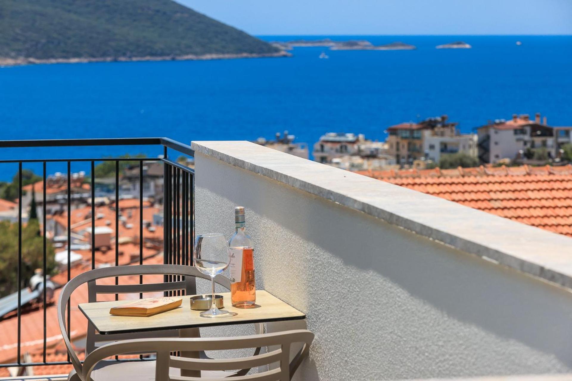Deluxe Suite with Sea View - Photo 20