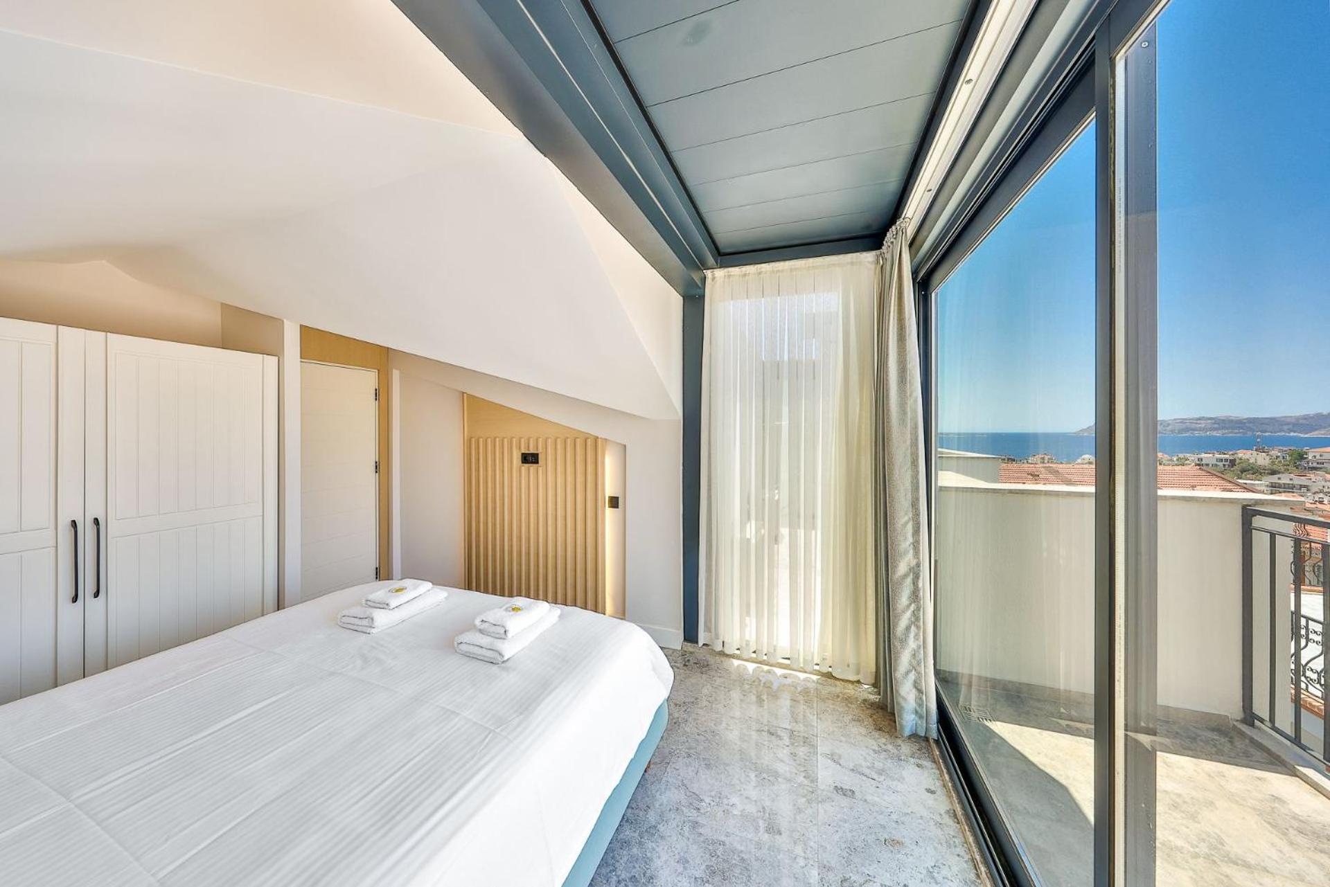 Deluxe Suite with Sea View - Photo 16