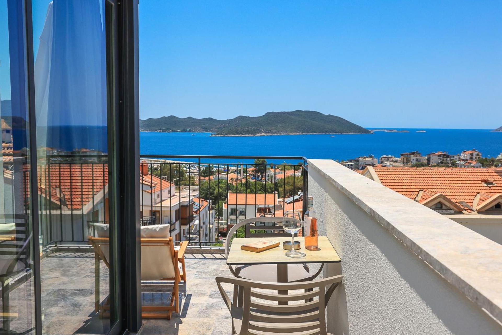Deluxe Suite with Sea View - Photo 13