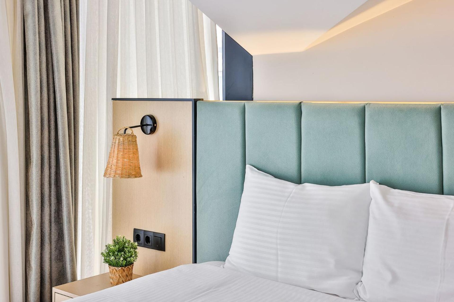 Deluxe Suite with Sea View - Photo 15
