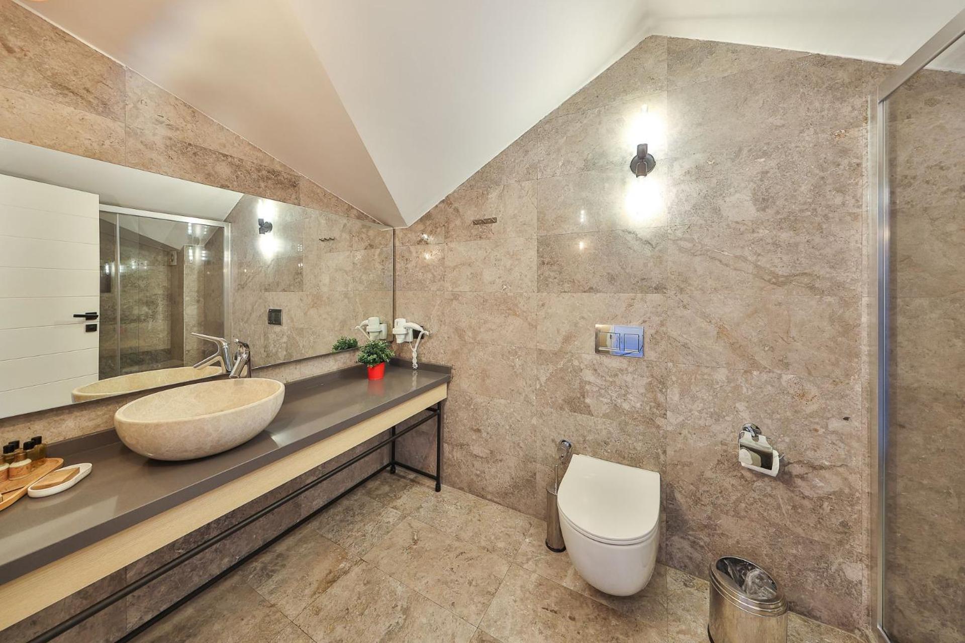 Deluxe Suite with Sea View - Photo 14