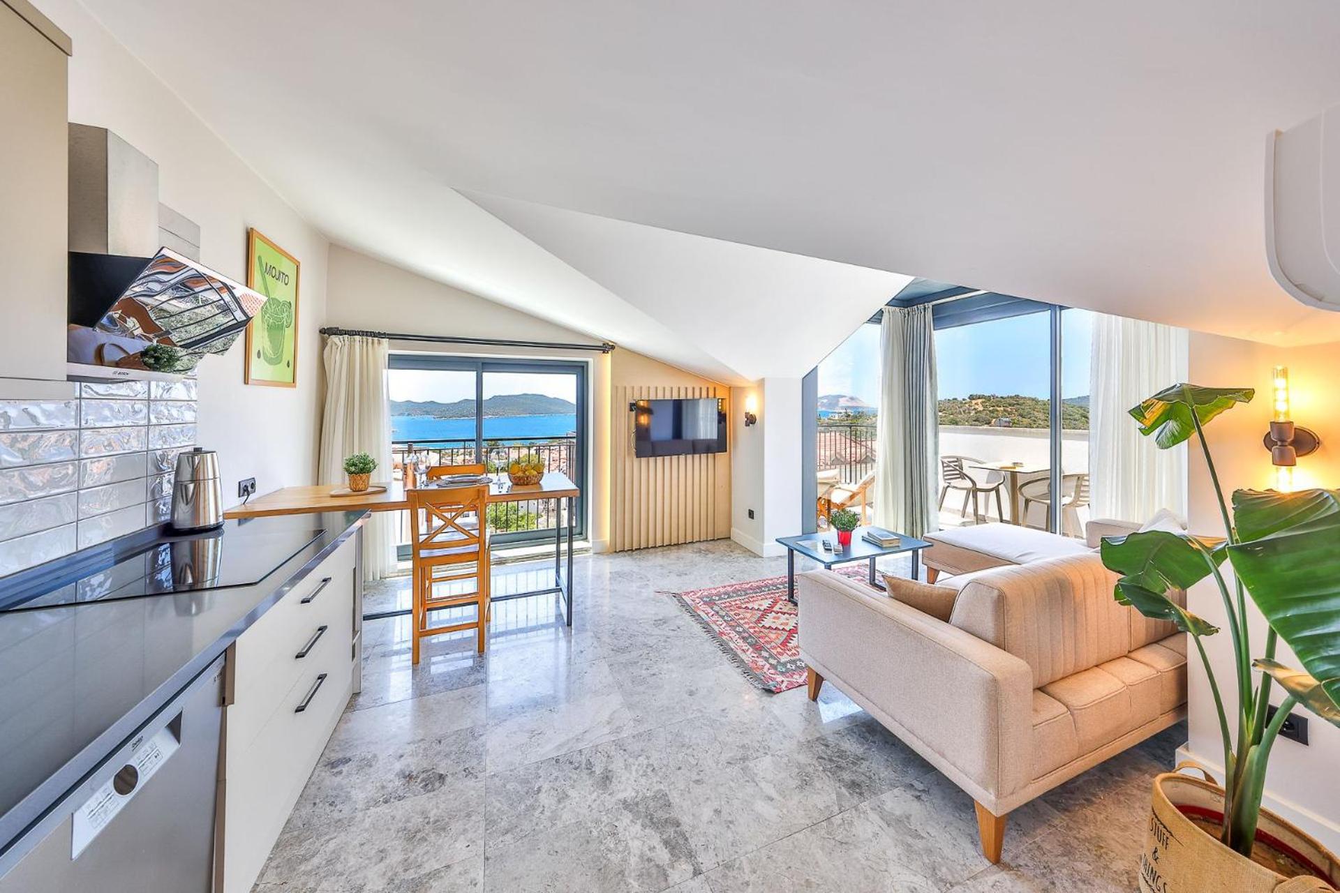Deluxe Suite with Sea View - Photo 10