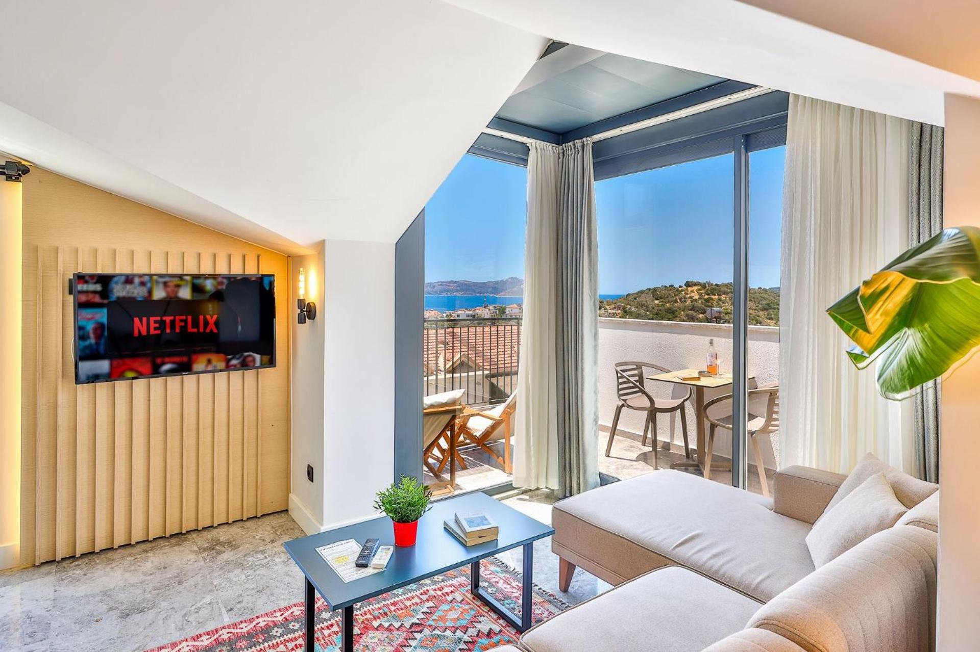 Deluxe Suite with Sea View - Photo 12