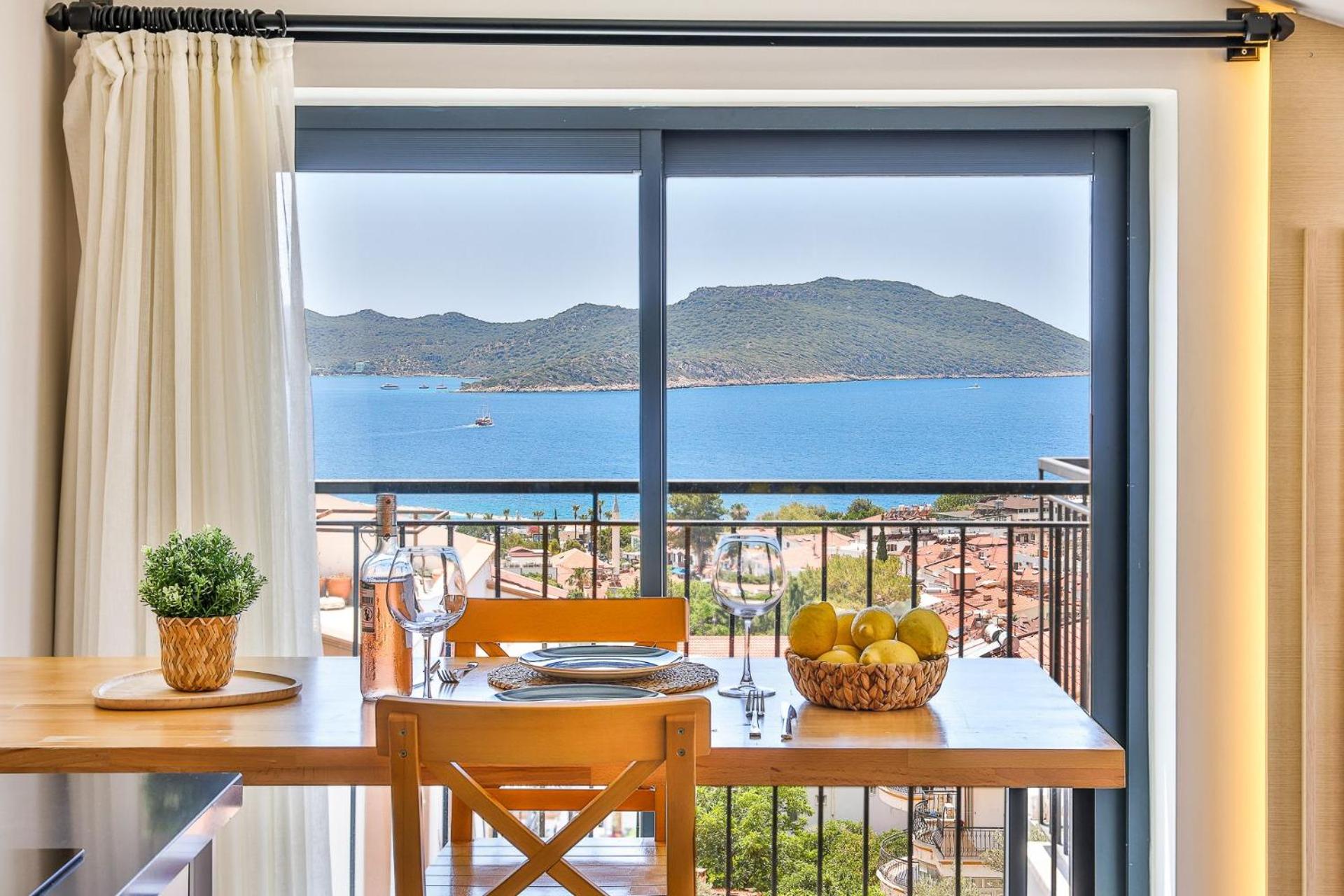 Deluxe Suite with Sea View - Photo 23