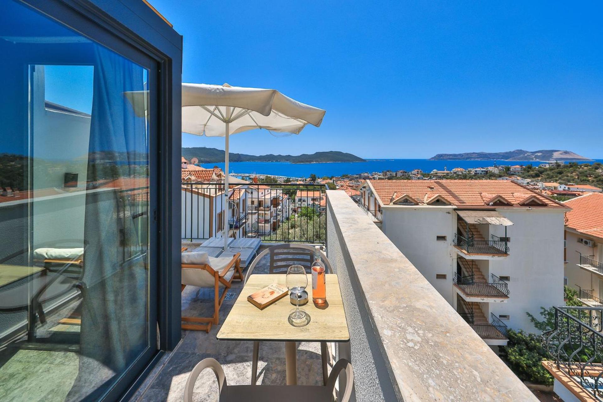 Deluxe Suite with Sea View - Photo 11