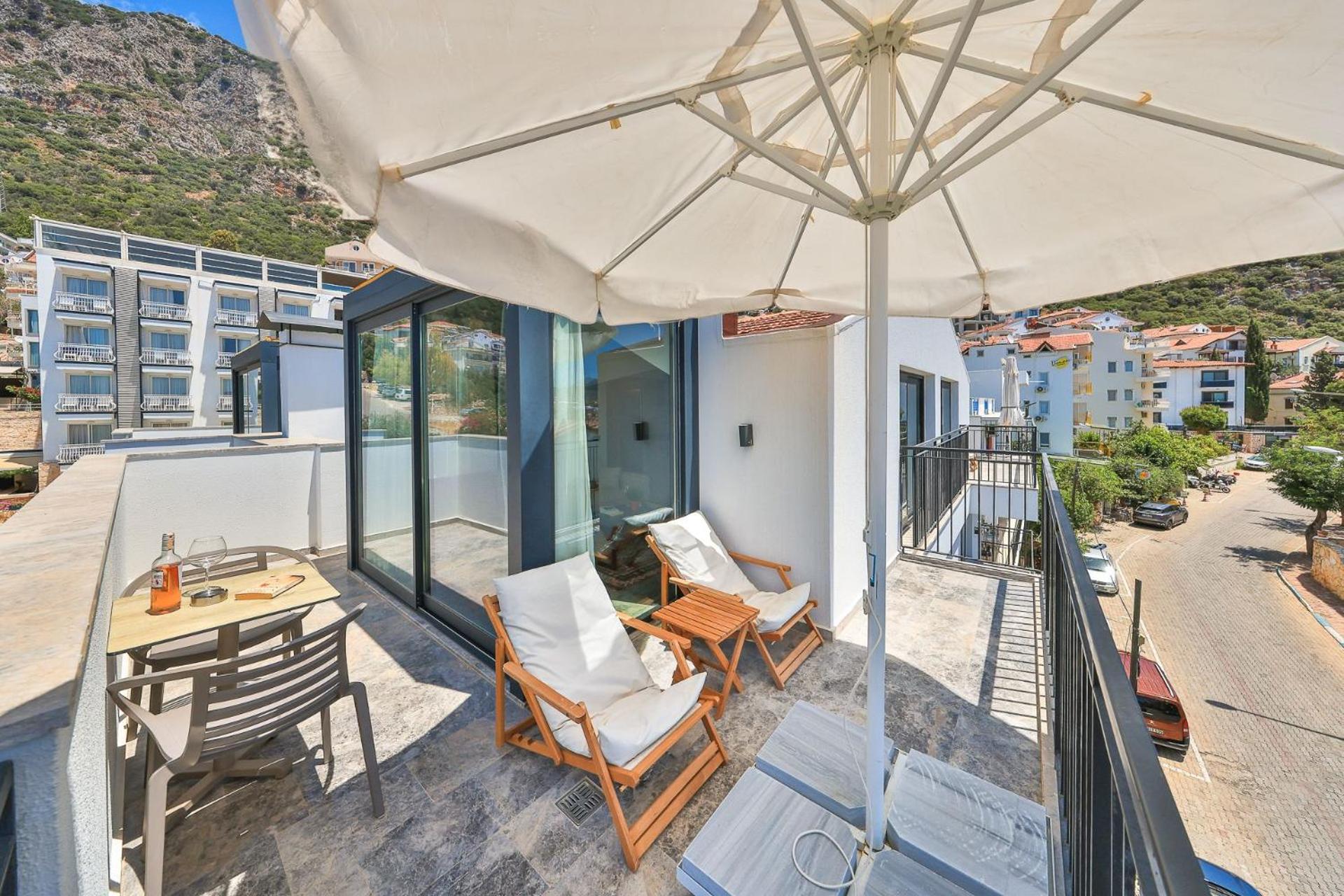 Deluxe Suite with Sea View - Photo 2