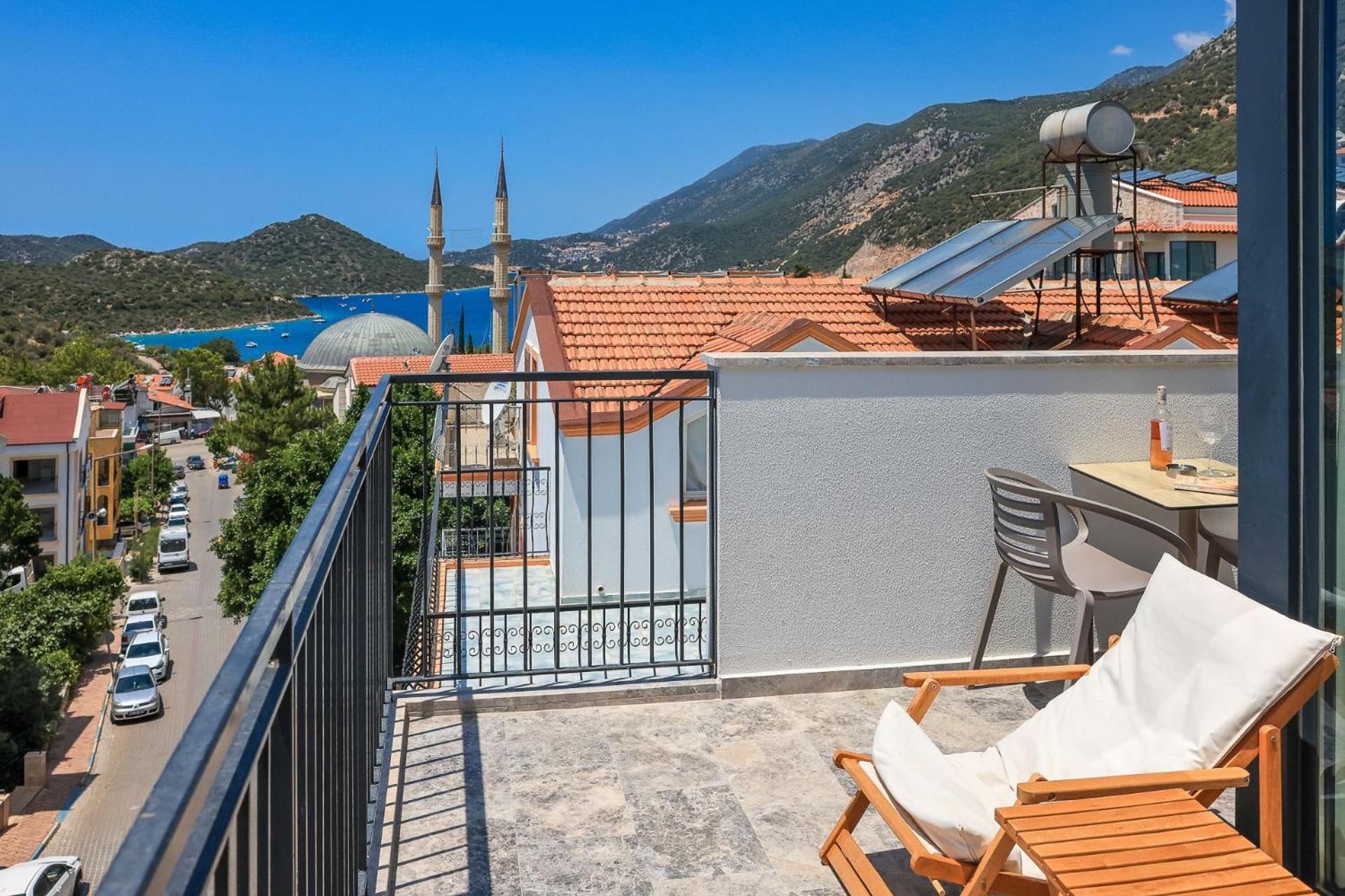 Deluxe Suite with Sea View - Photo 3