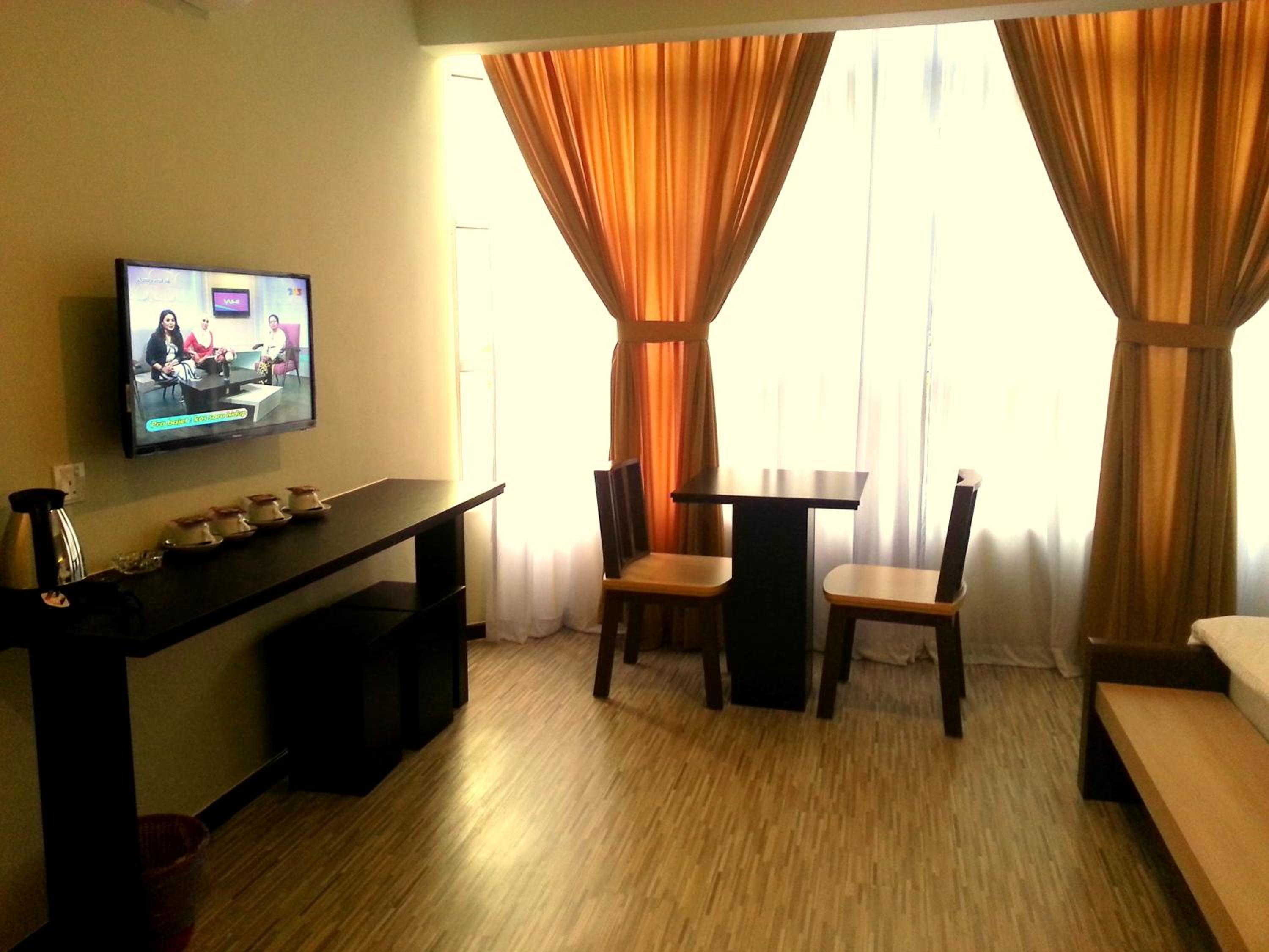 Superior Family Room - Photo 7