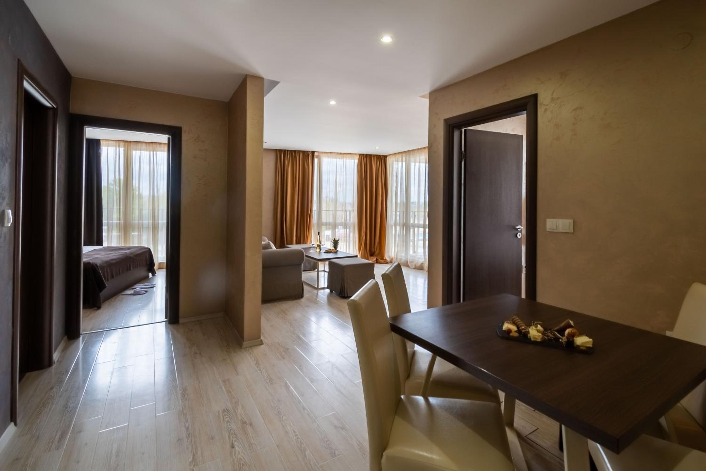 Two-Bedroom Deluxe Apartment with Balcony photo 2