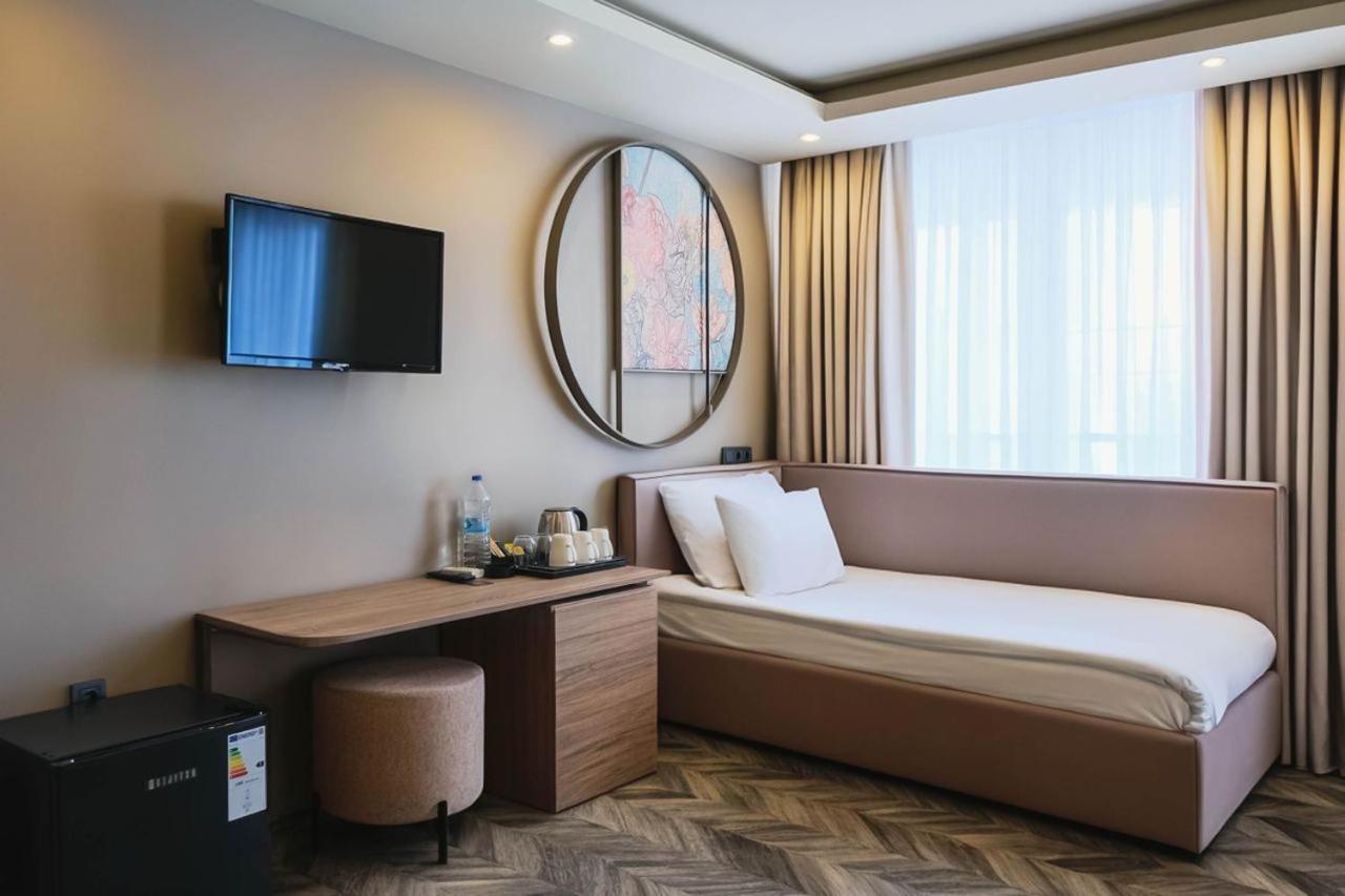 Double Room with Partial Sea View thumbnail 5
