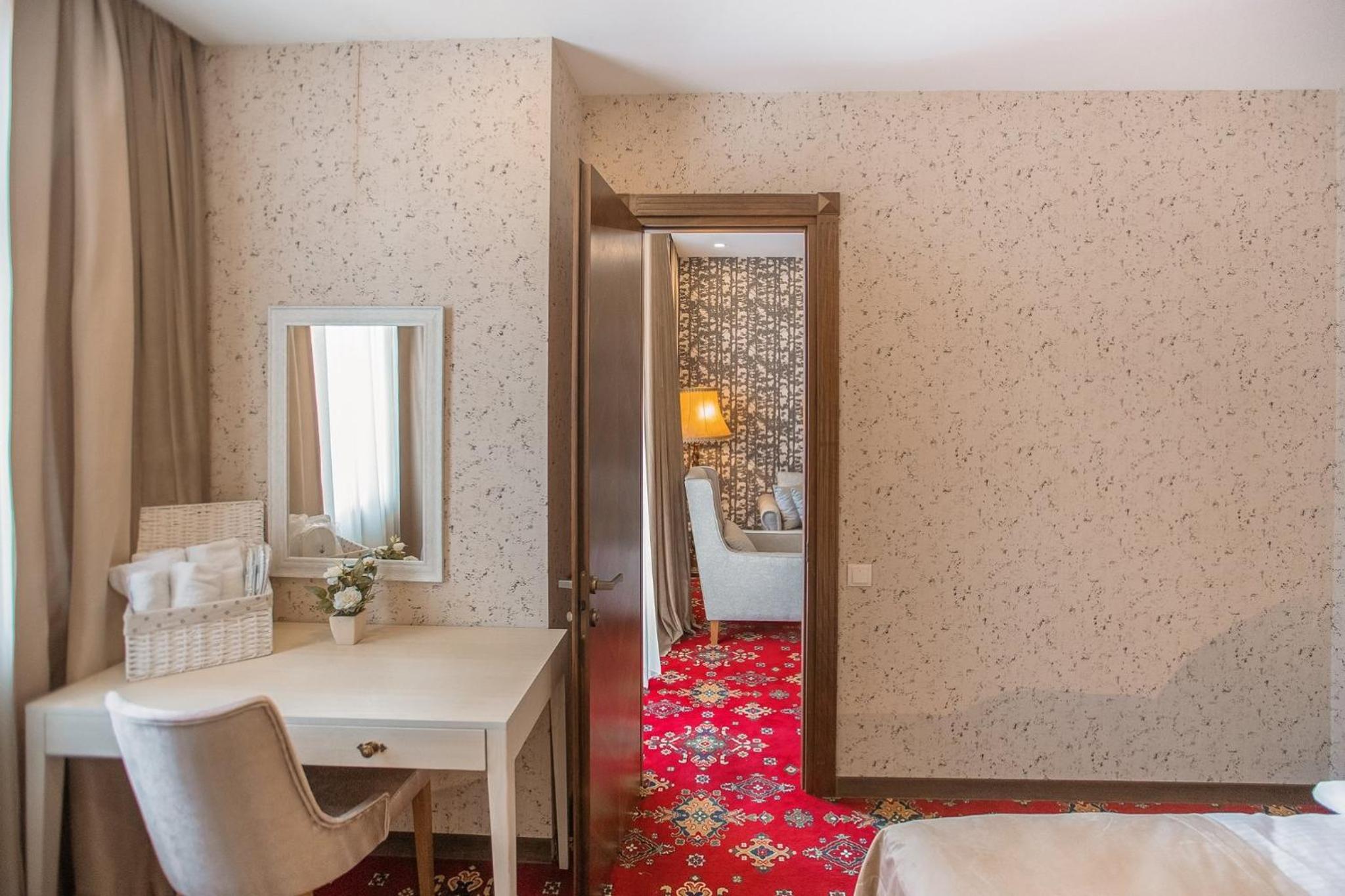 One-Bedroom Suite - Photo 4