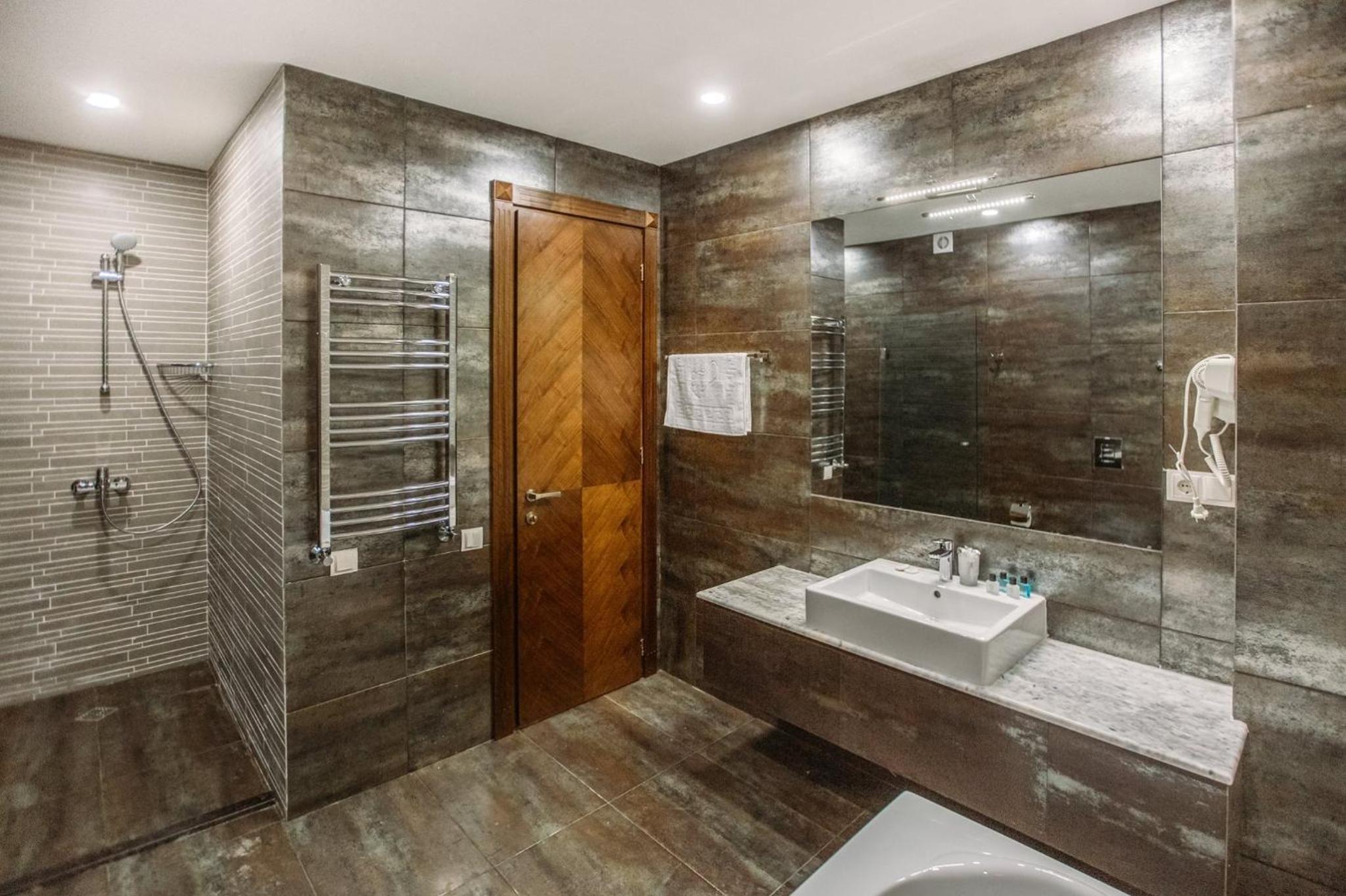 Superior Double Or Twin Room With City View - Photo 16