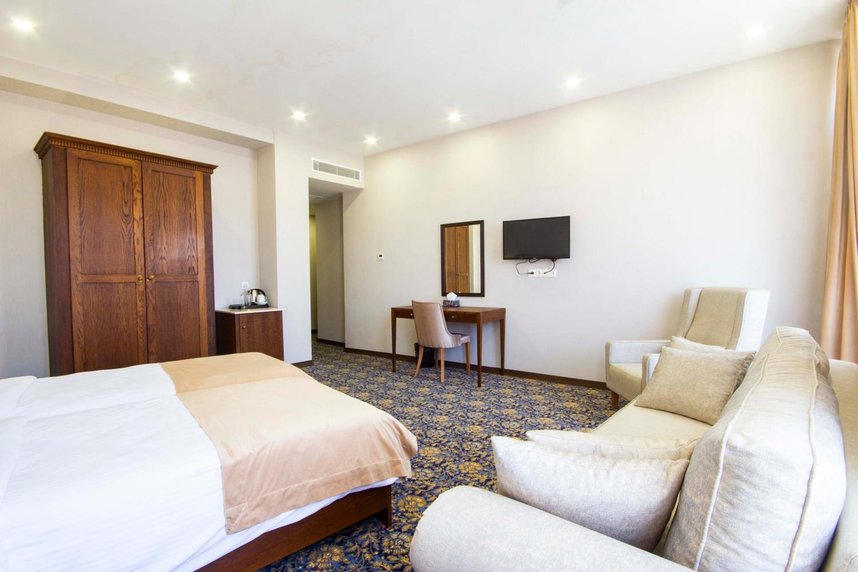Deluxe Junior Suite photo 3