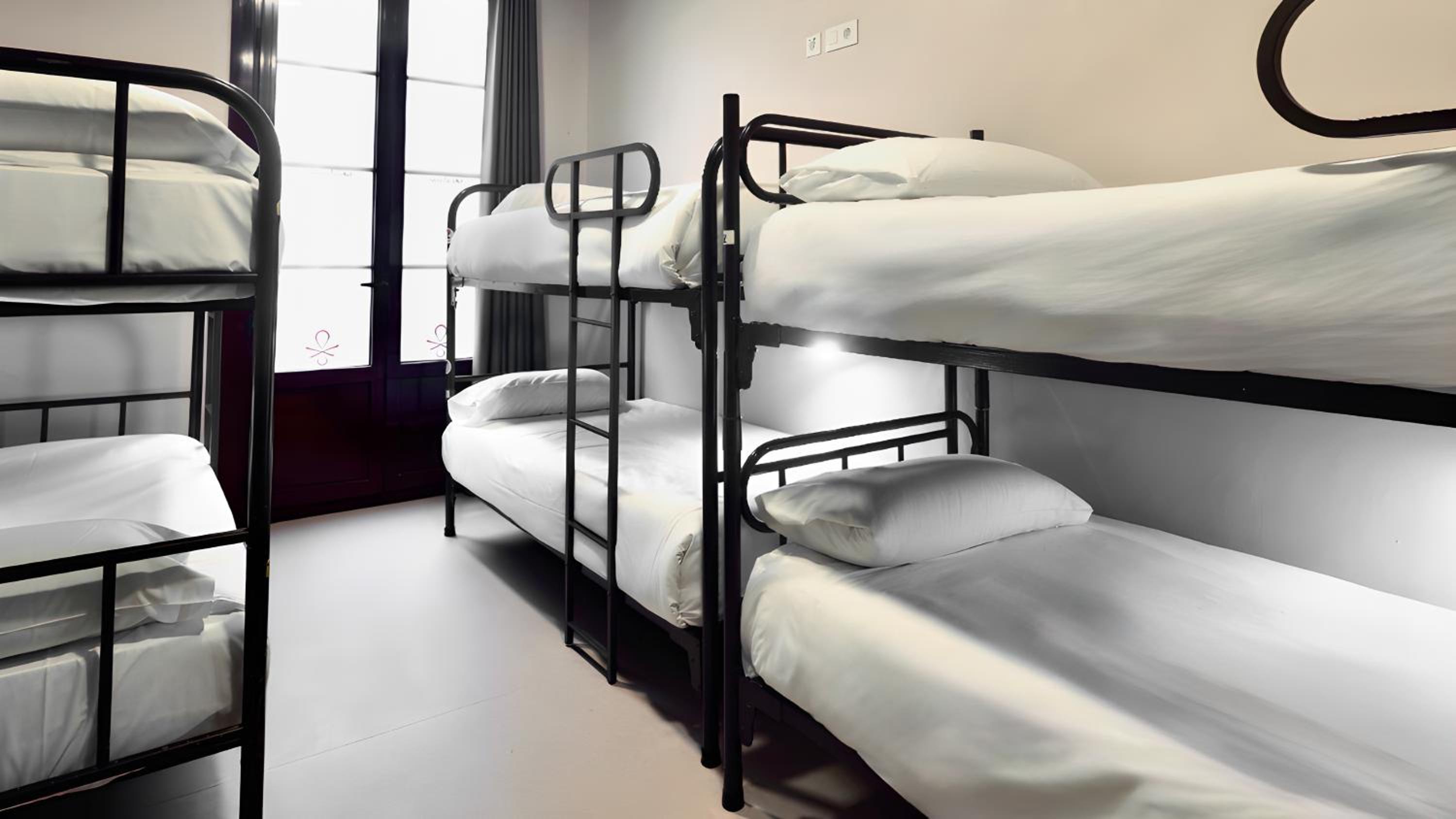 Bed in 6 Beds Room and Shared Bathroom  photo 3