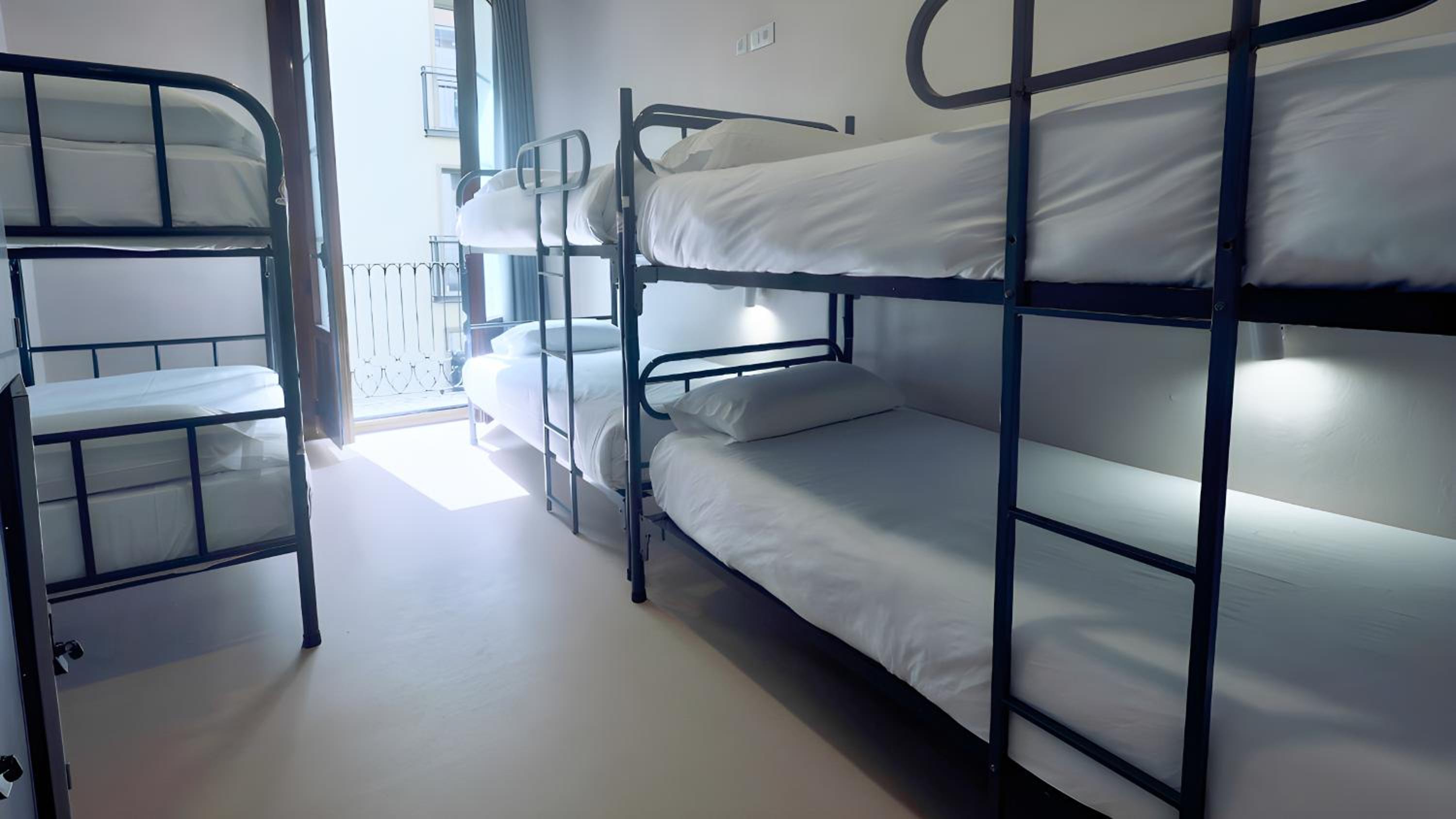 Cama en Dormitorio Mixto de 6 Camas con Baño Compartido
