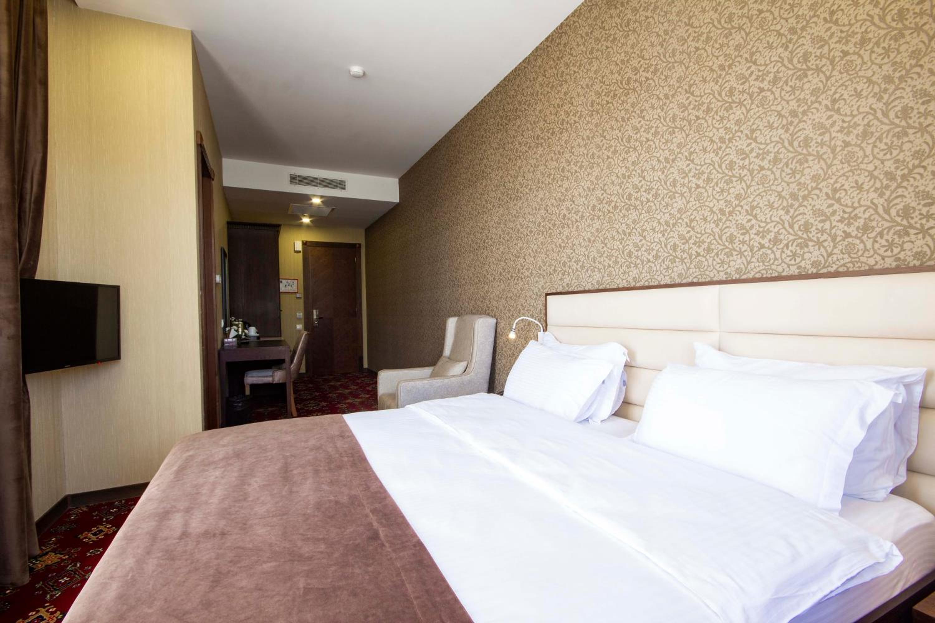 Double Or Twin Room With Balcony - Photo 16