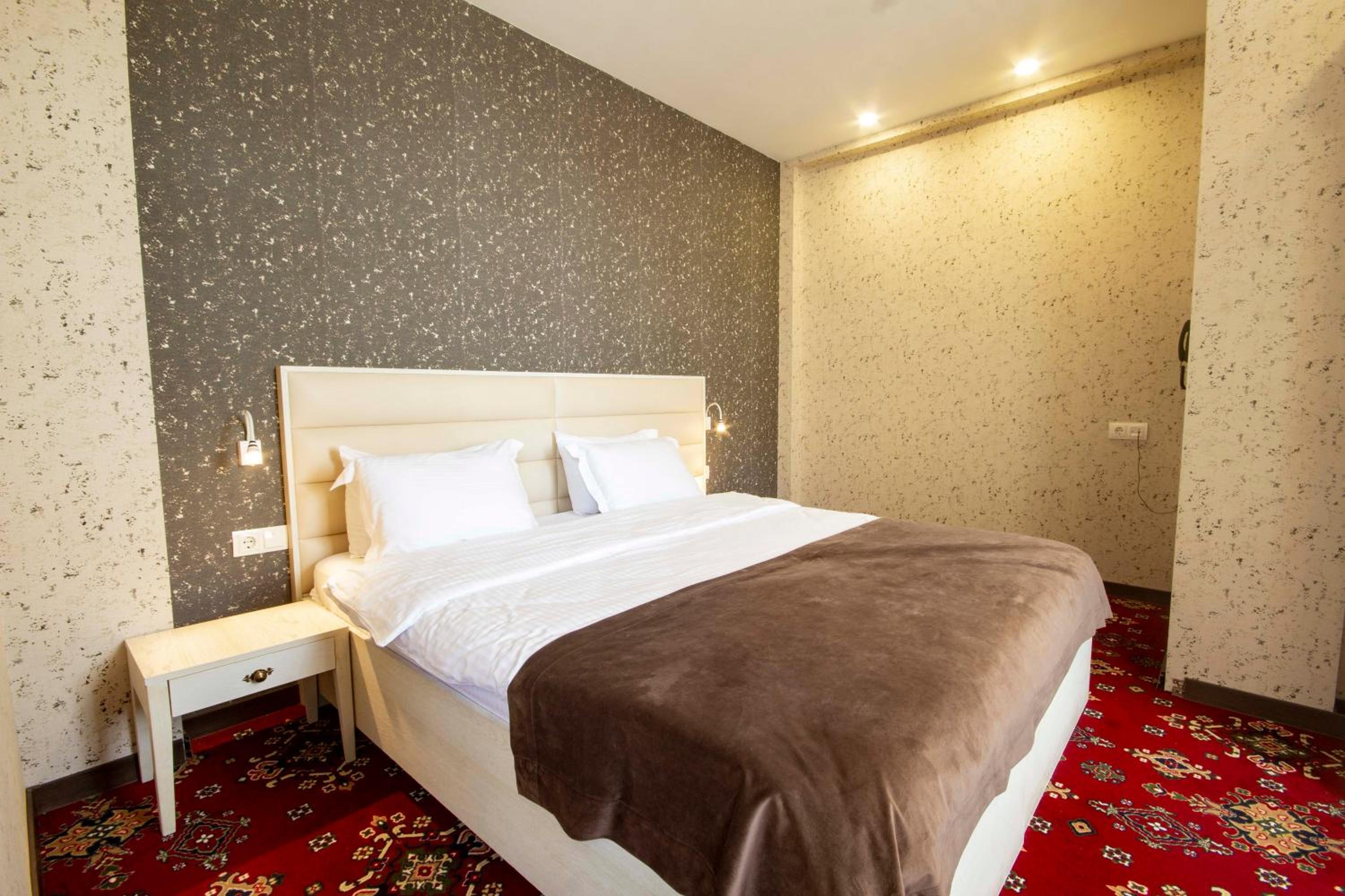 One-Bedroom Suite - Photo 13