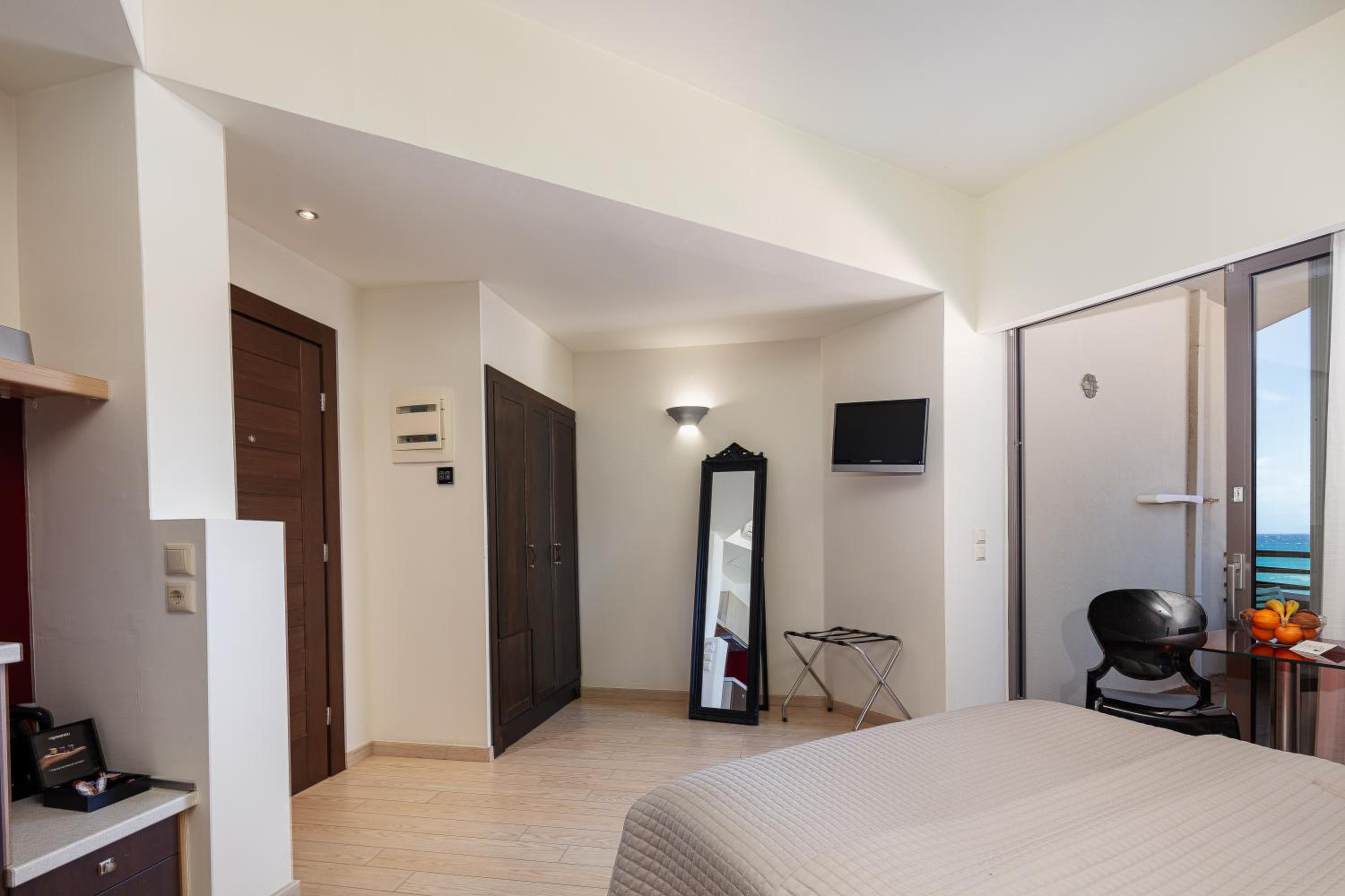 Executive Studio with Side Sea View - Photo 6