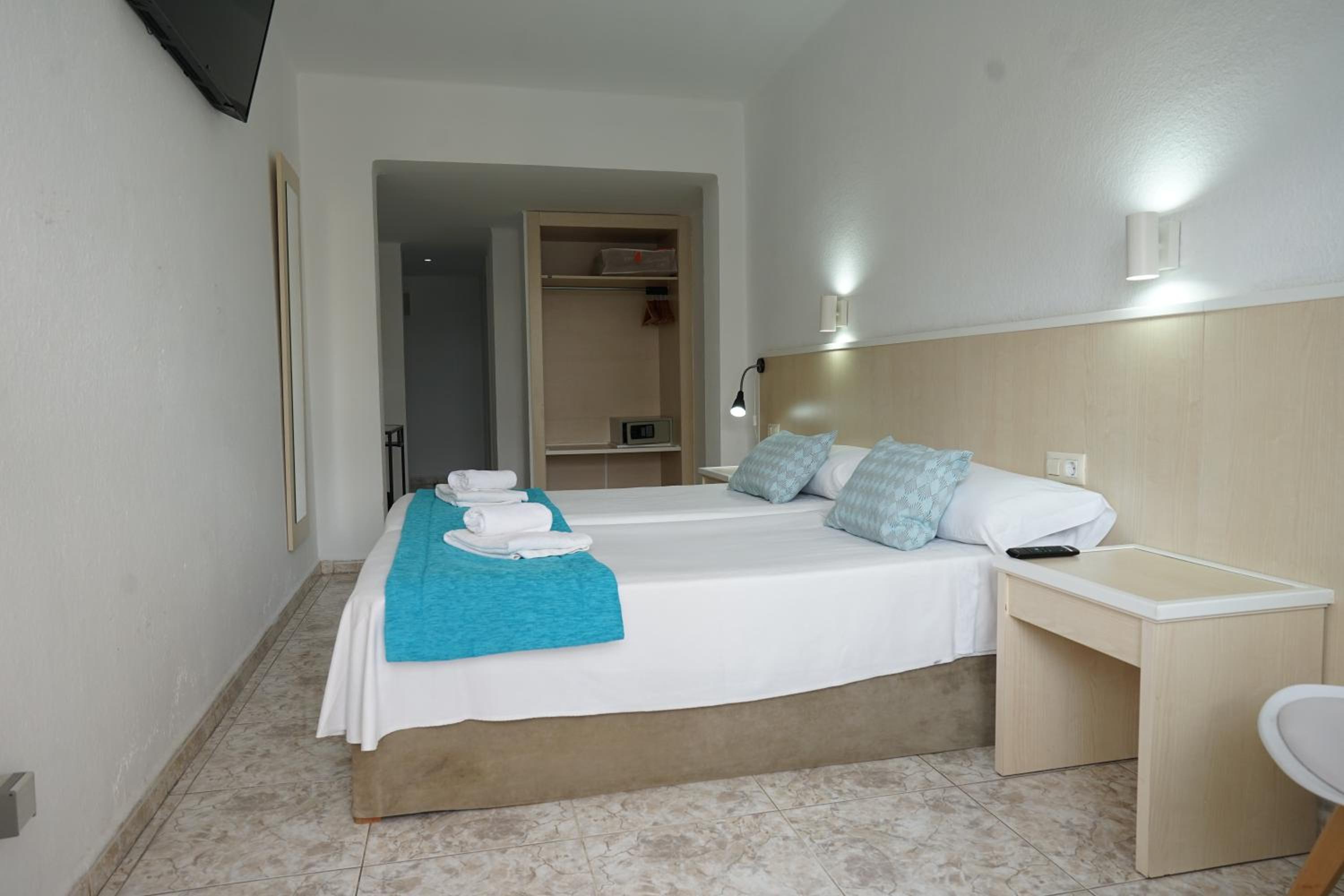 Twin Room with Balcony photo 2