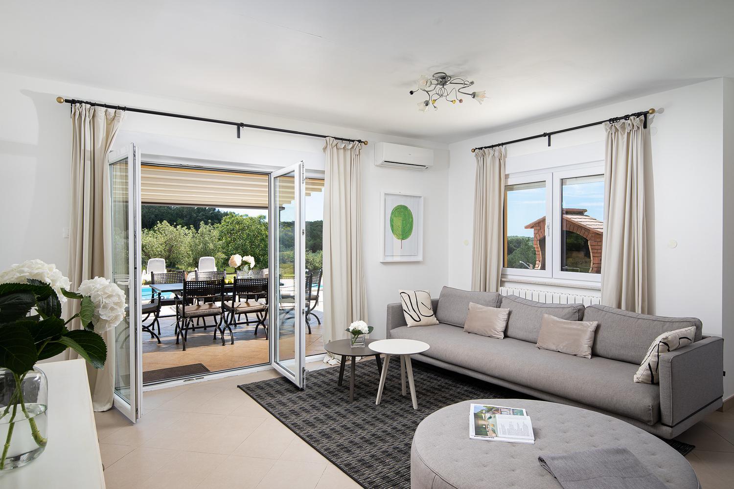 Three-Bedroom Villa photo 2