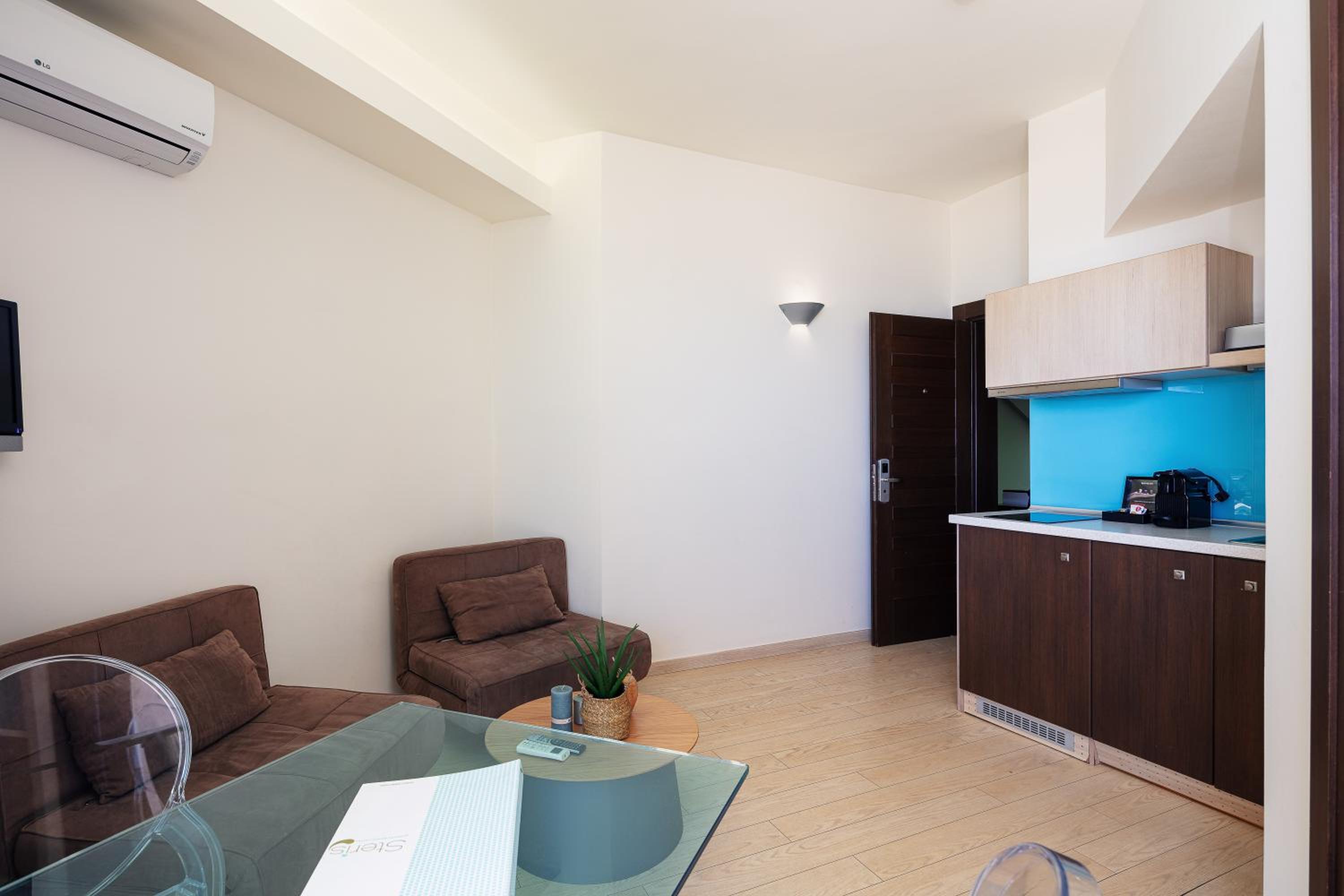 Apartment with Side Sea View - Photo 10