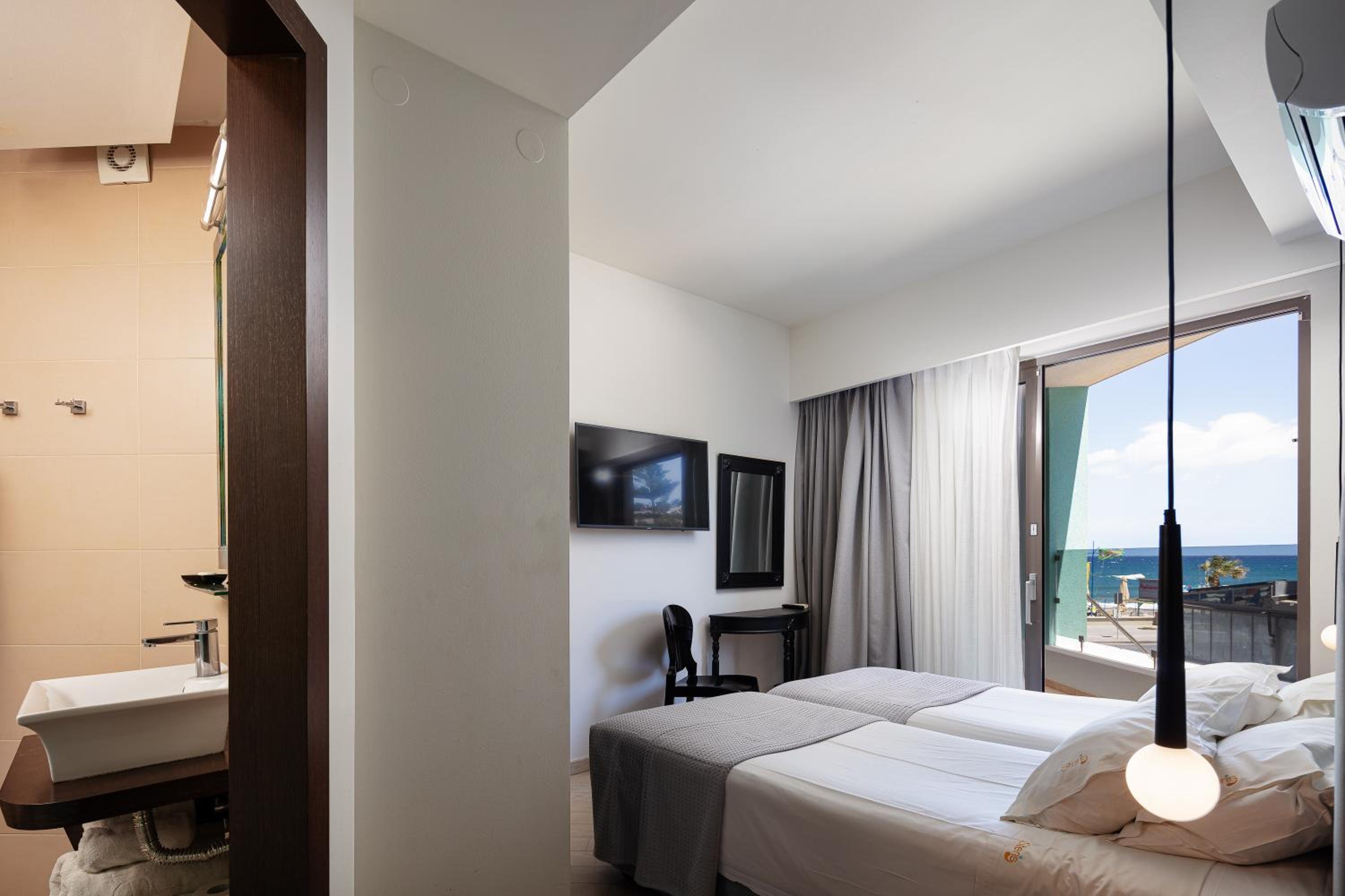 Apartment with Side Sea View - Photo 4