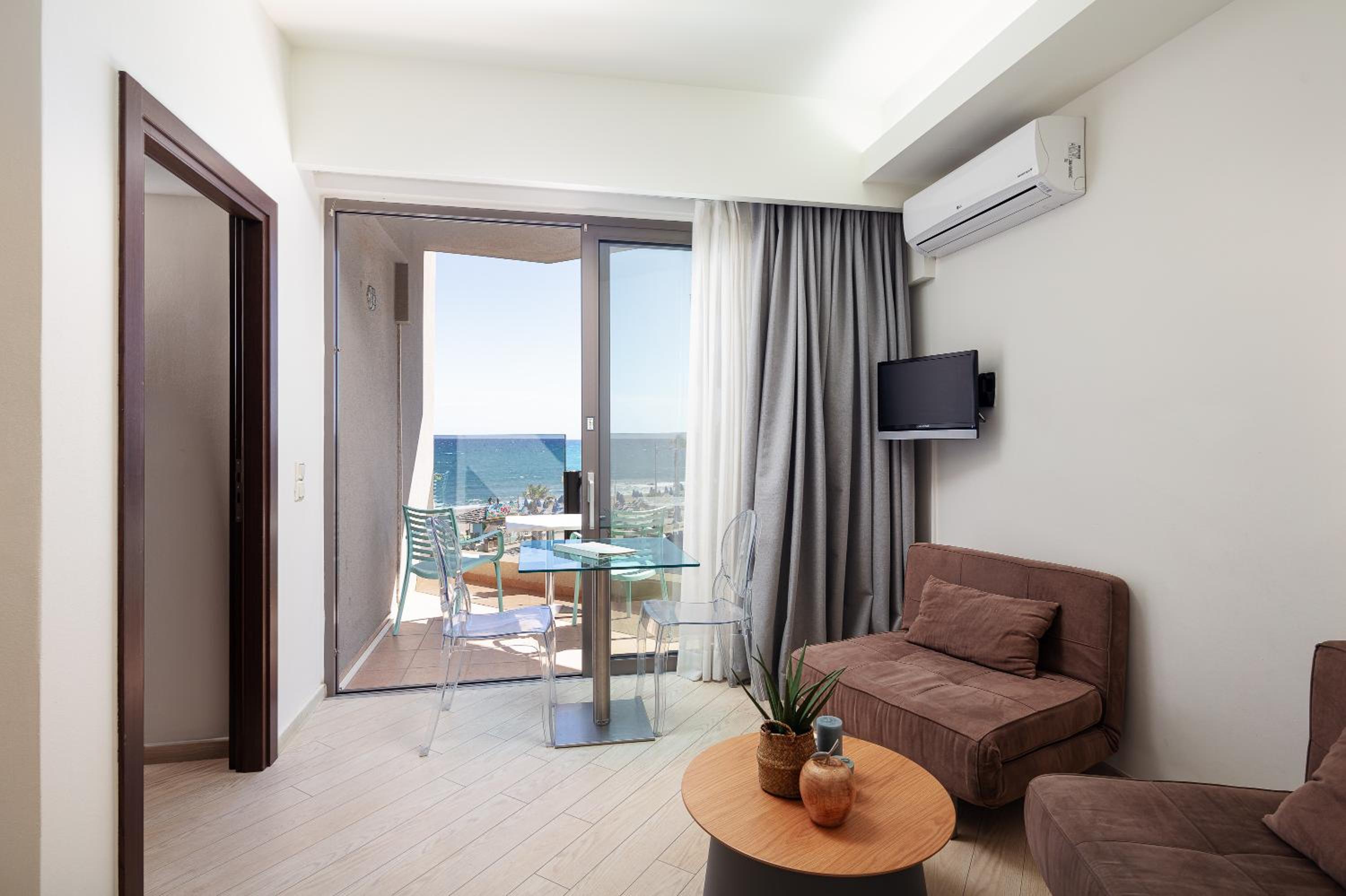 Apartment with Side Sea View - Photo 3