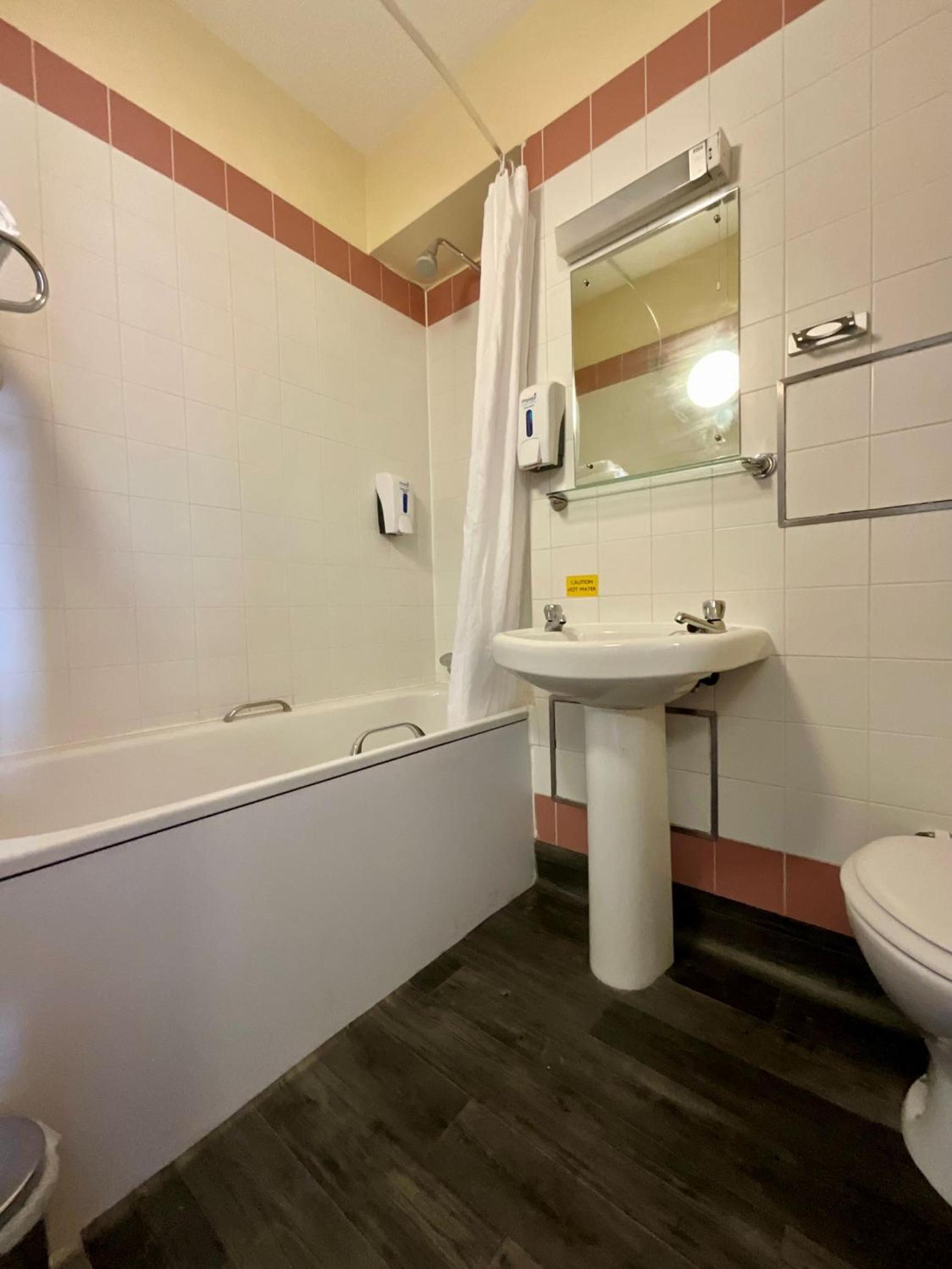 Twin Room - Photo 6