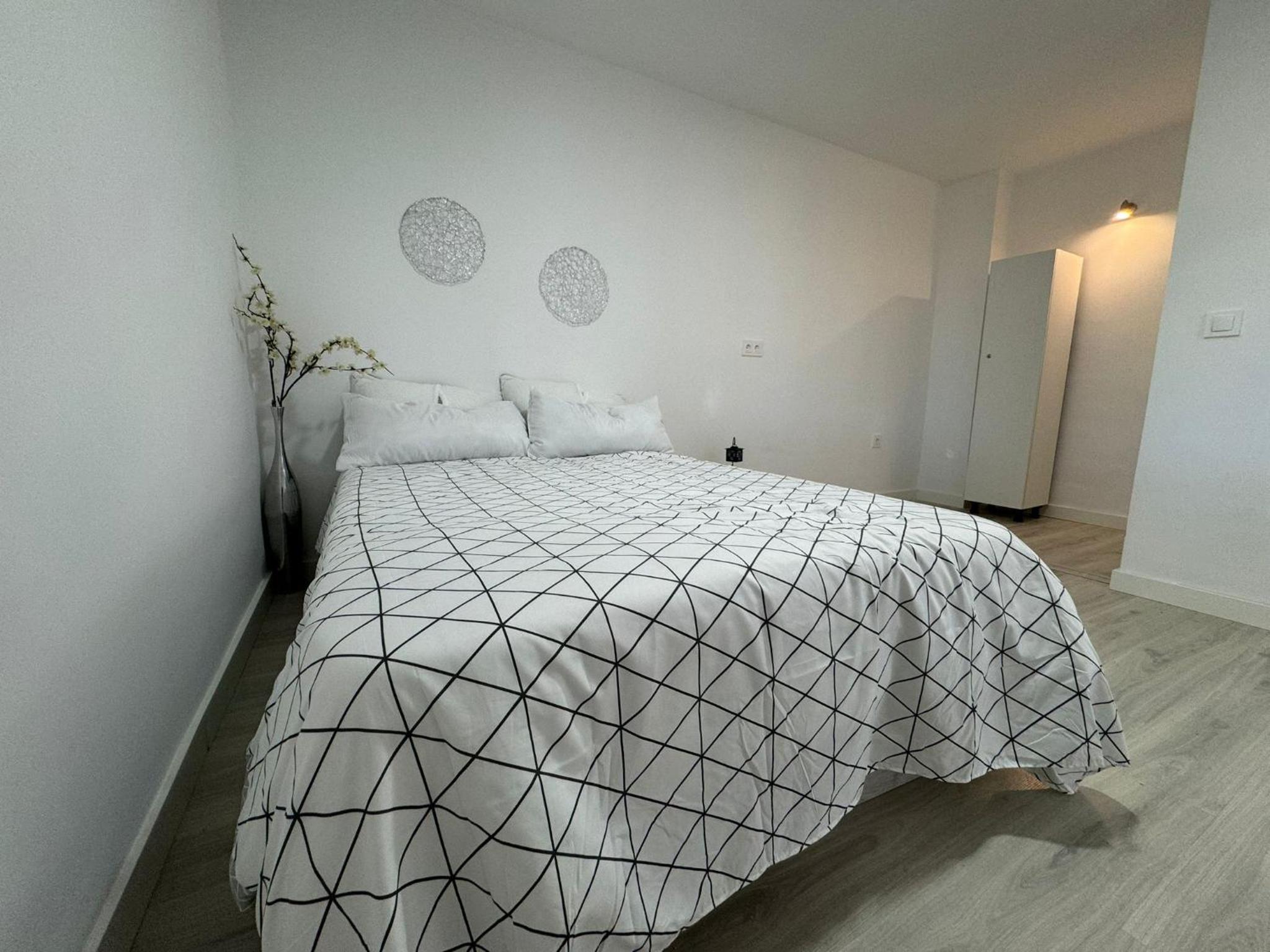 One-Bedroom Apartment photo 2