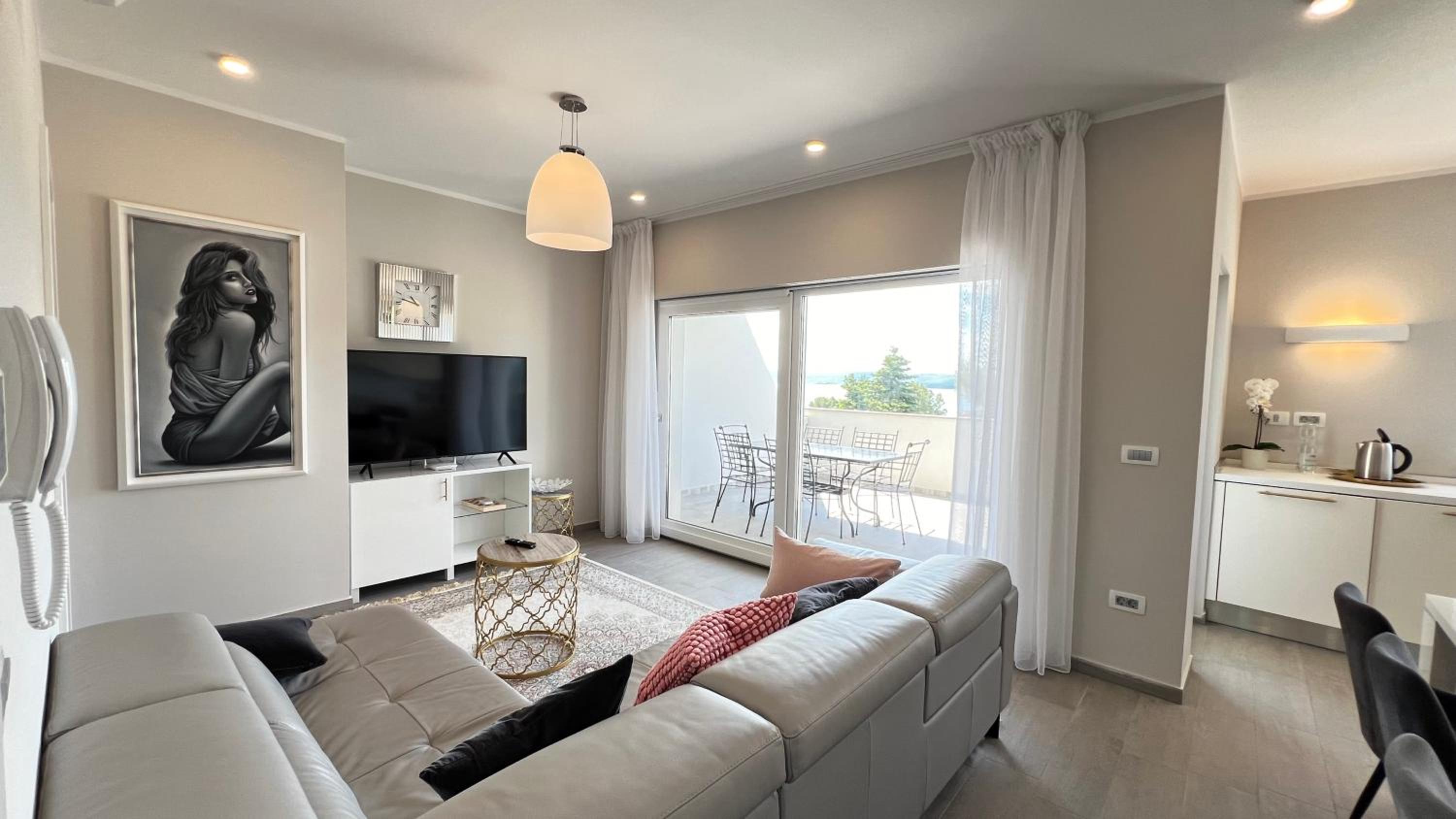 Apartment with Sea View - Photo 3
