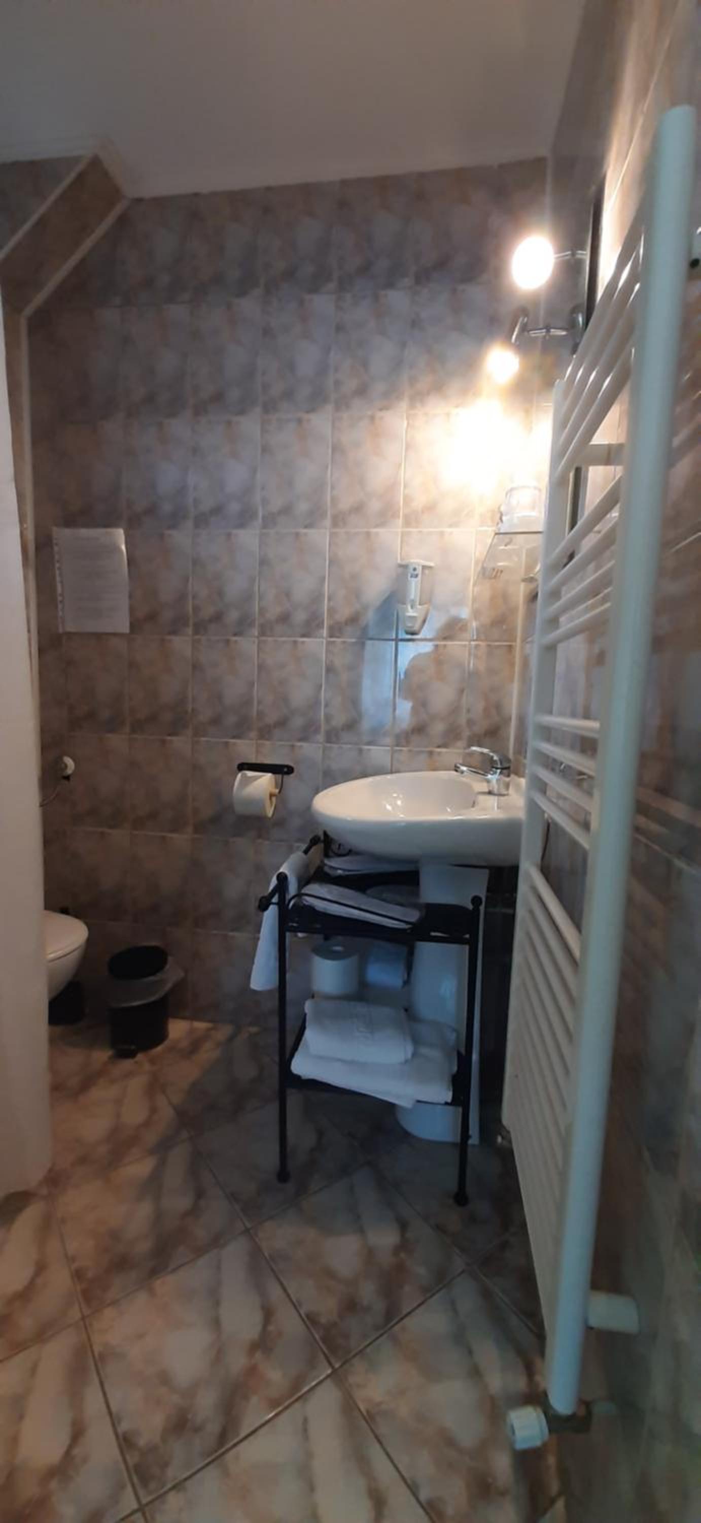 Double Room - Photo 7