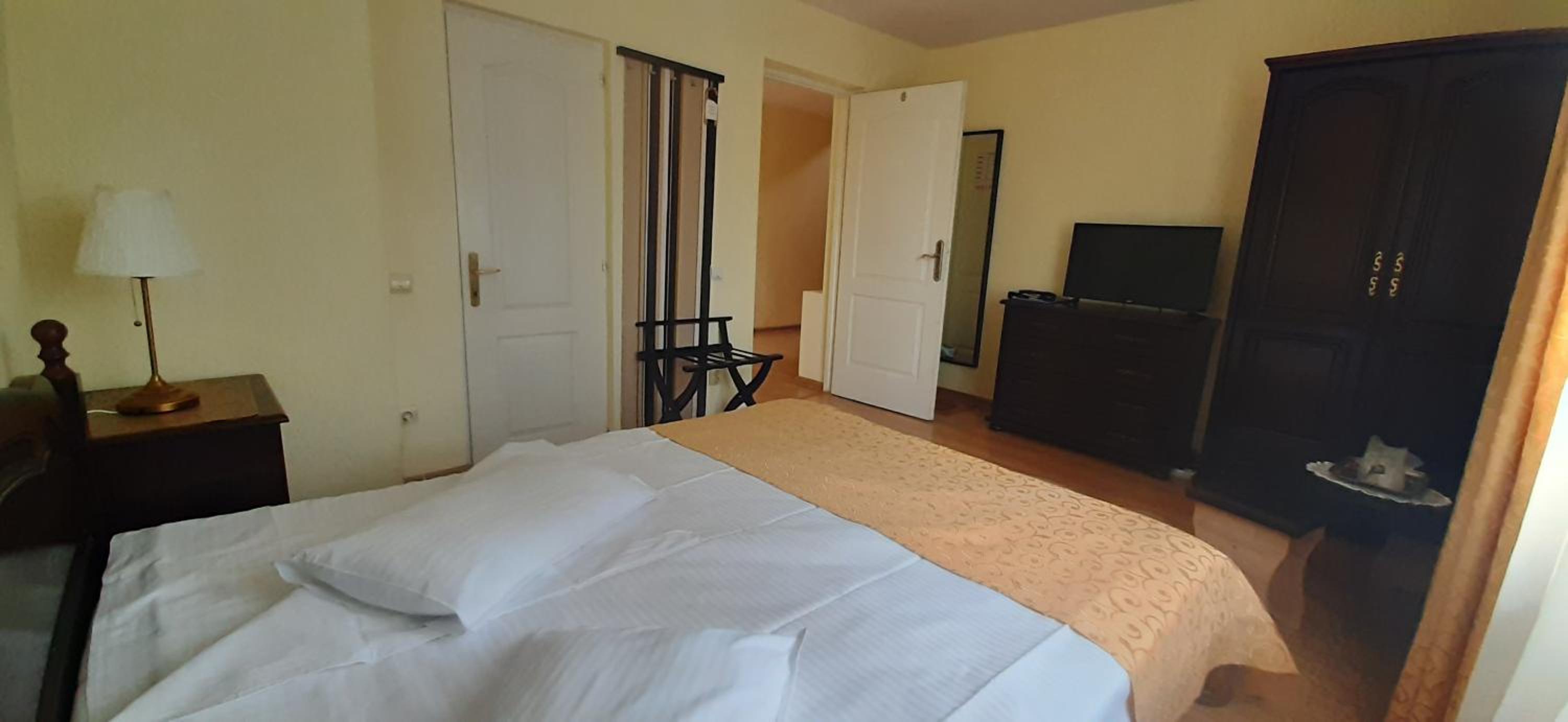 Double Room - Photo 10