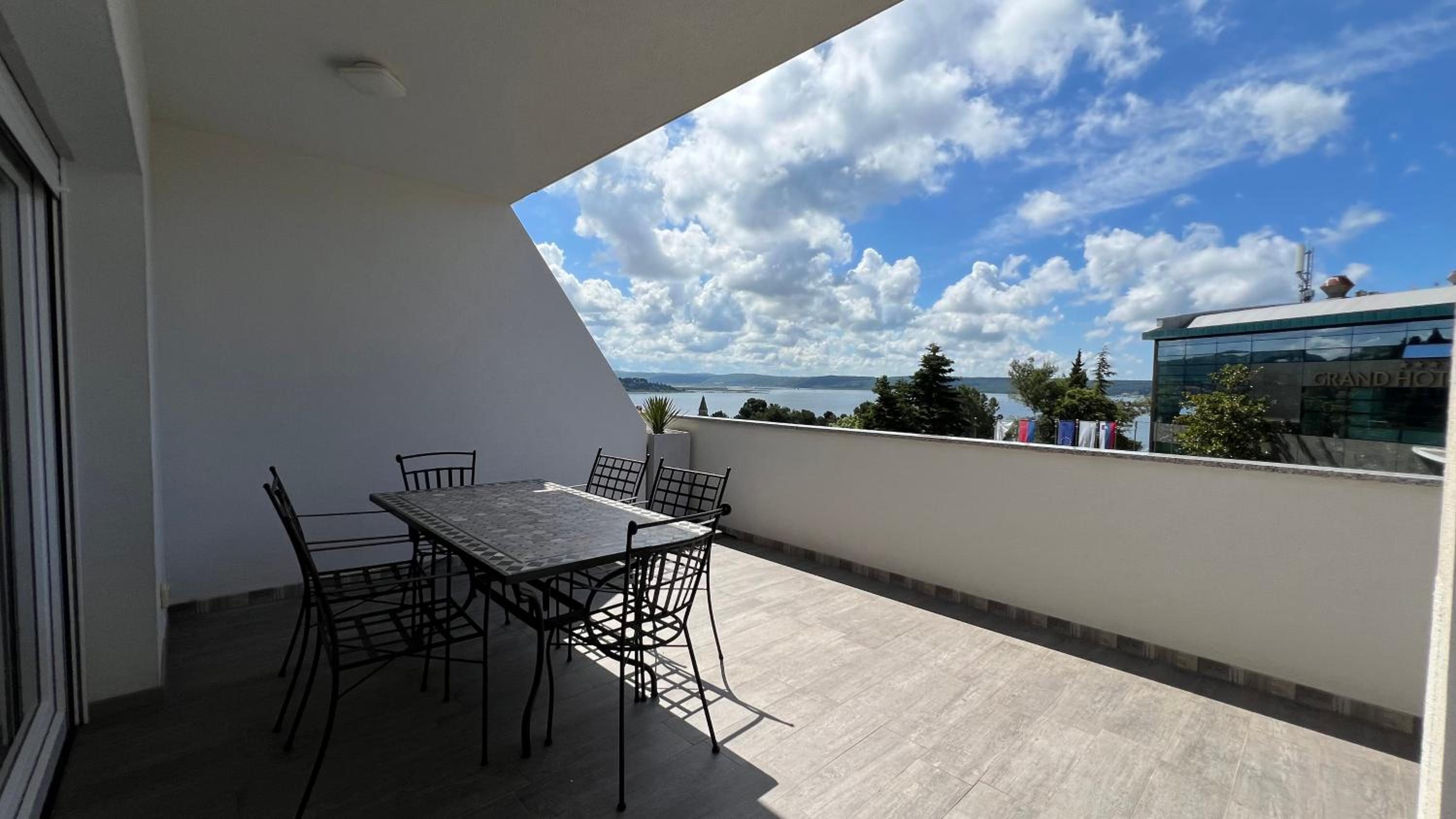 Apartment with Sea View - Photo 10