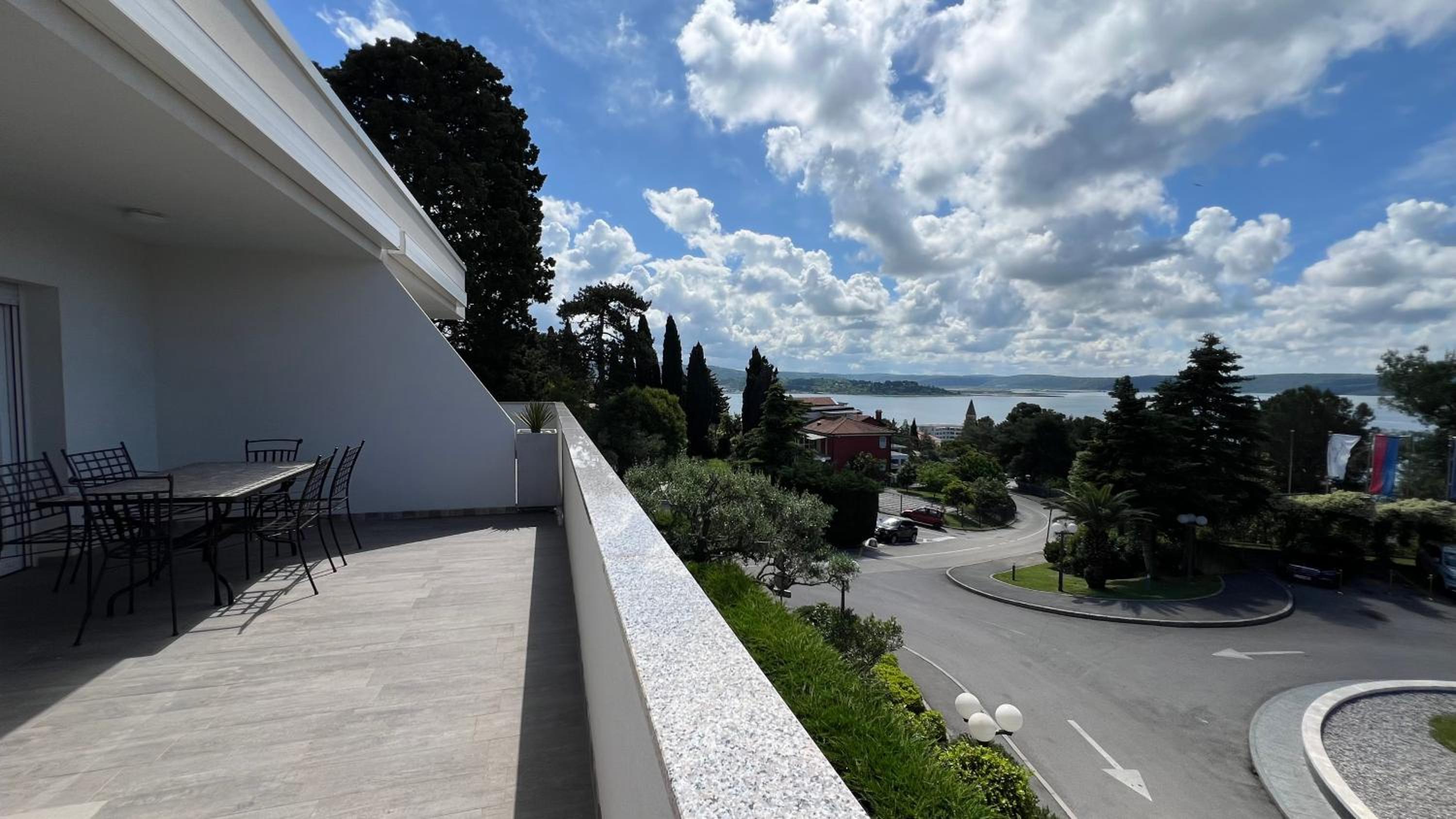 Apartment with Sea View - Photo 9