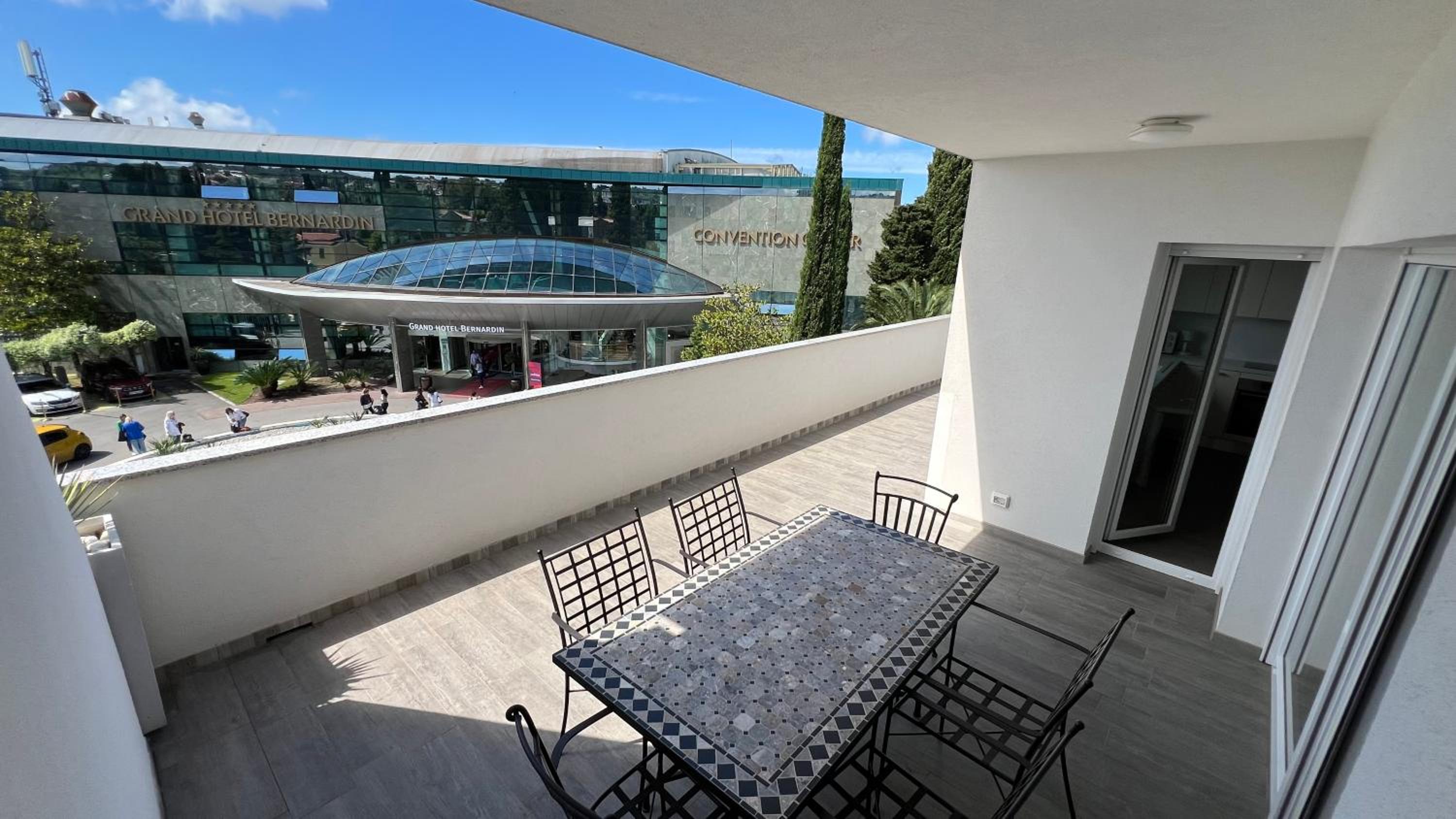 Apartment with Sea View - Photo 8