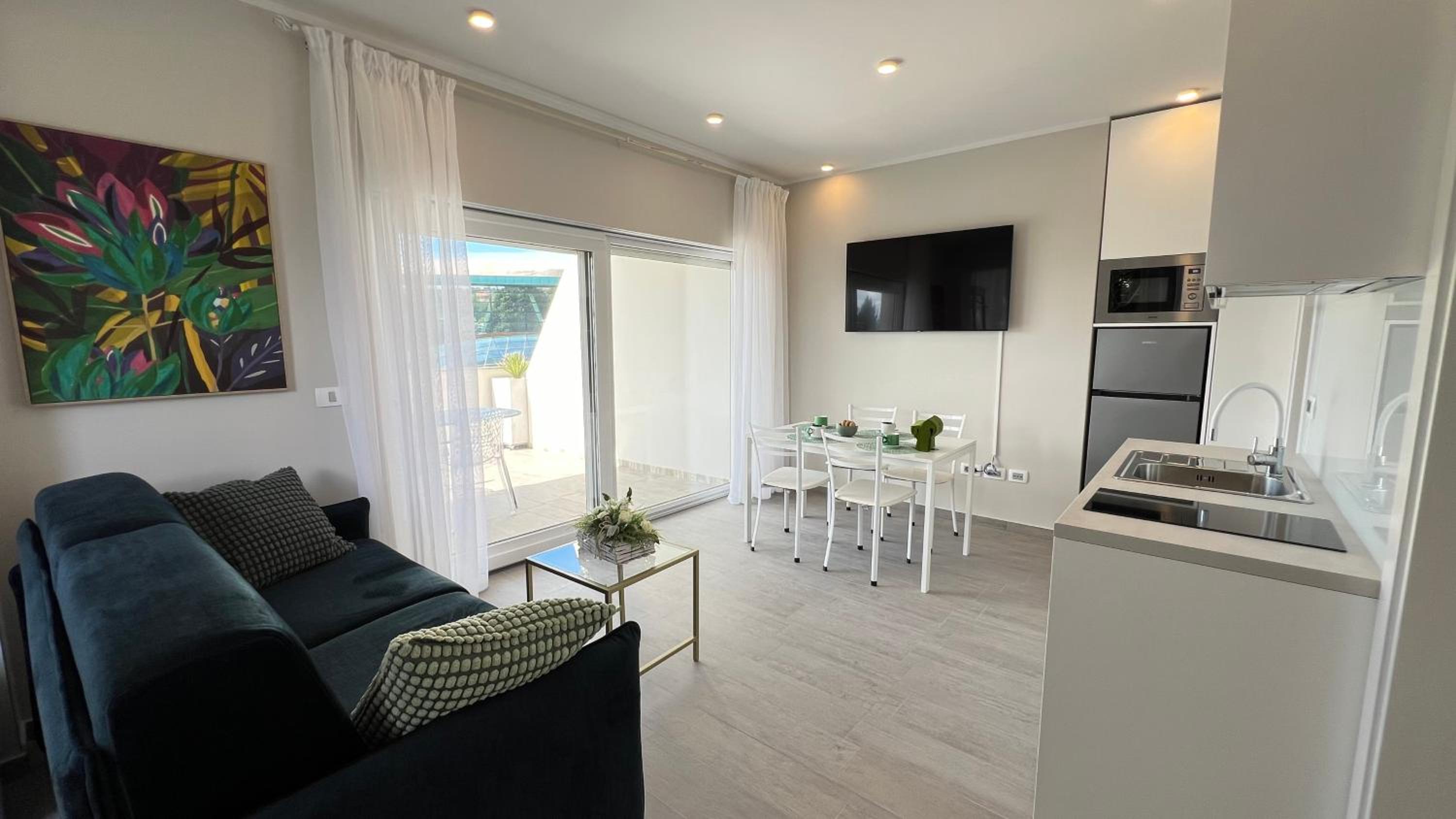 One-Bedroom Apartment with Balcony and Sea View photo 2