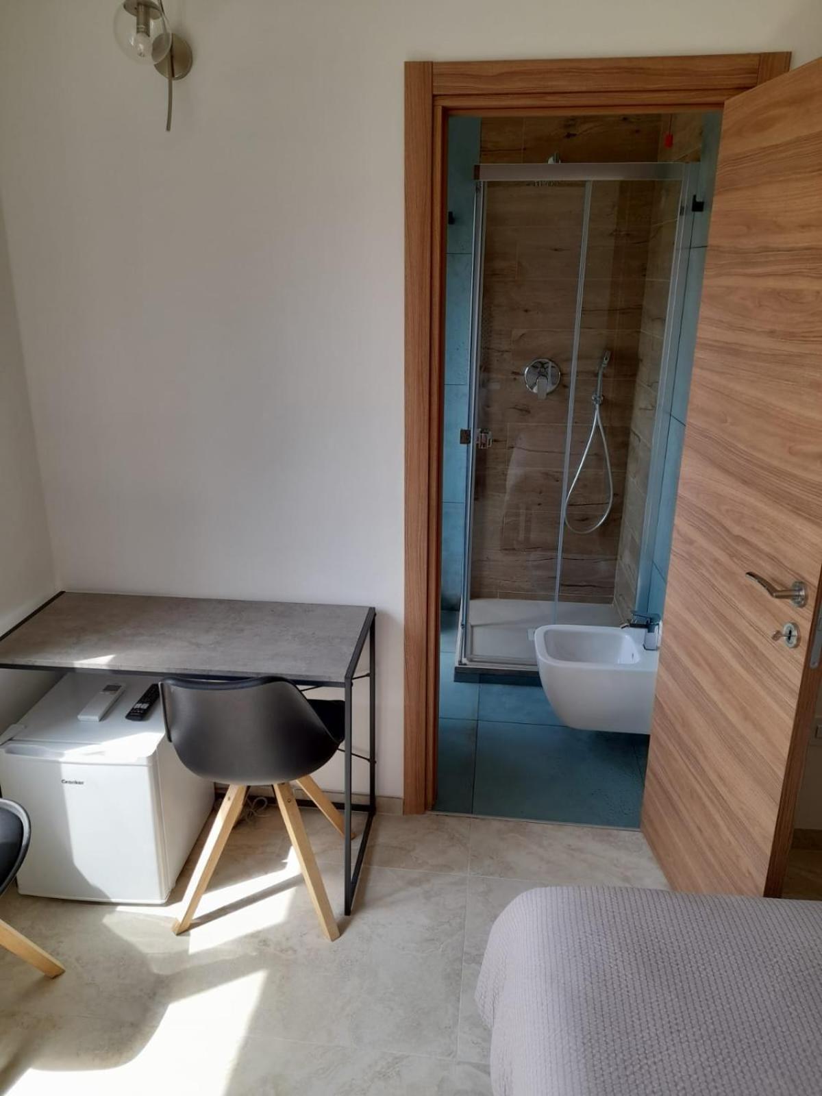 Single Room with Private Bathroom photo 3