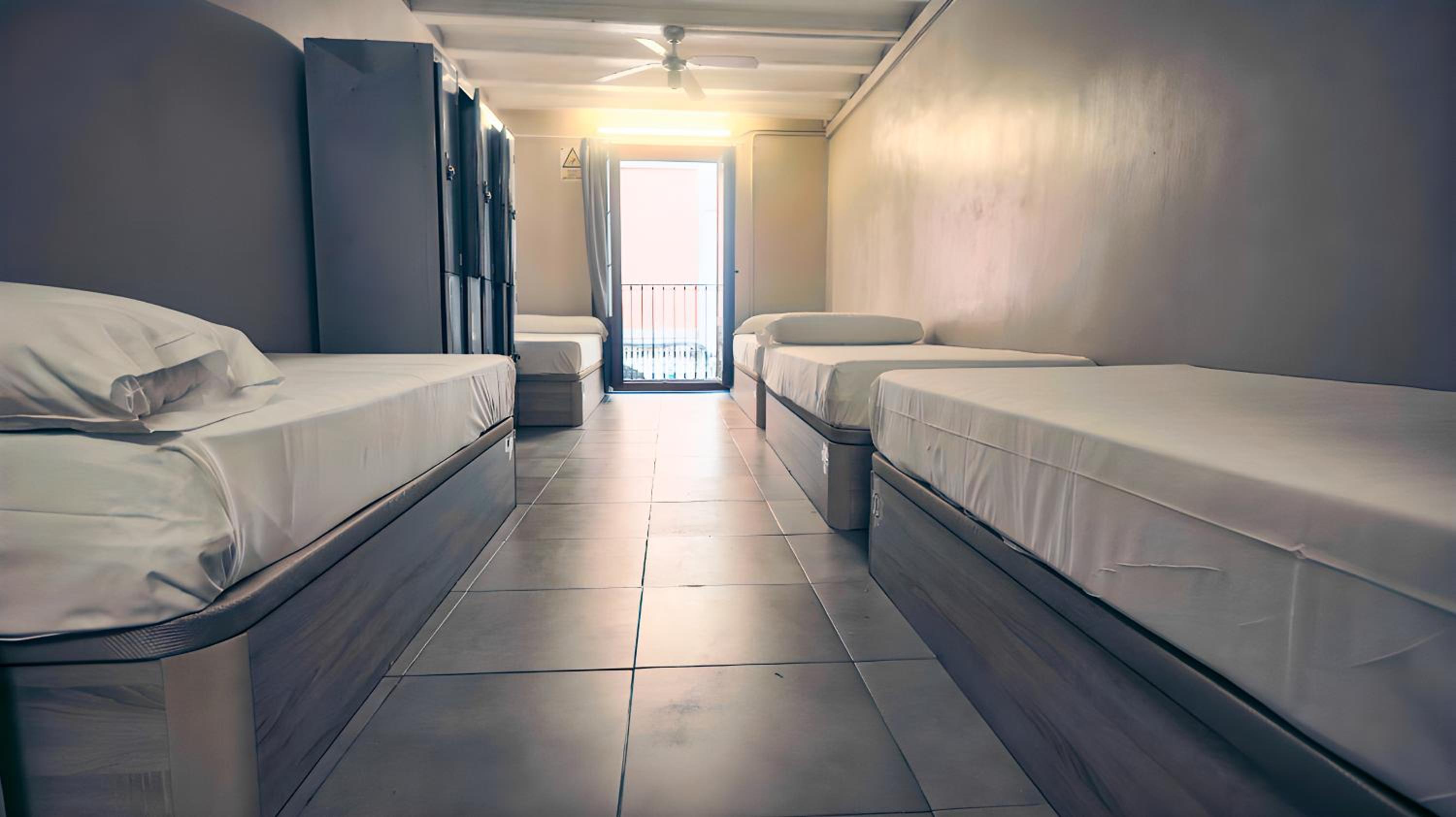 Cama en Habitación Compartida de 5 Camas con Baño Compartido