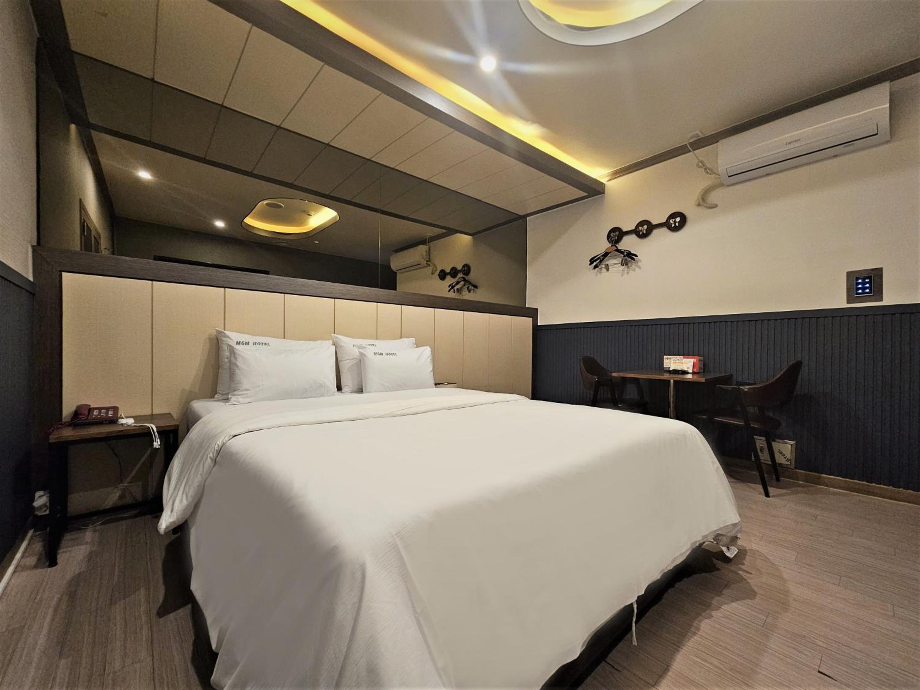 Standard Double Room - Photo 9