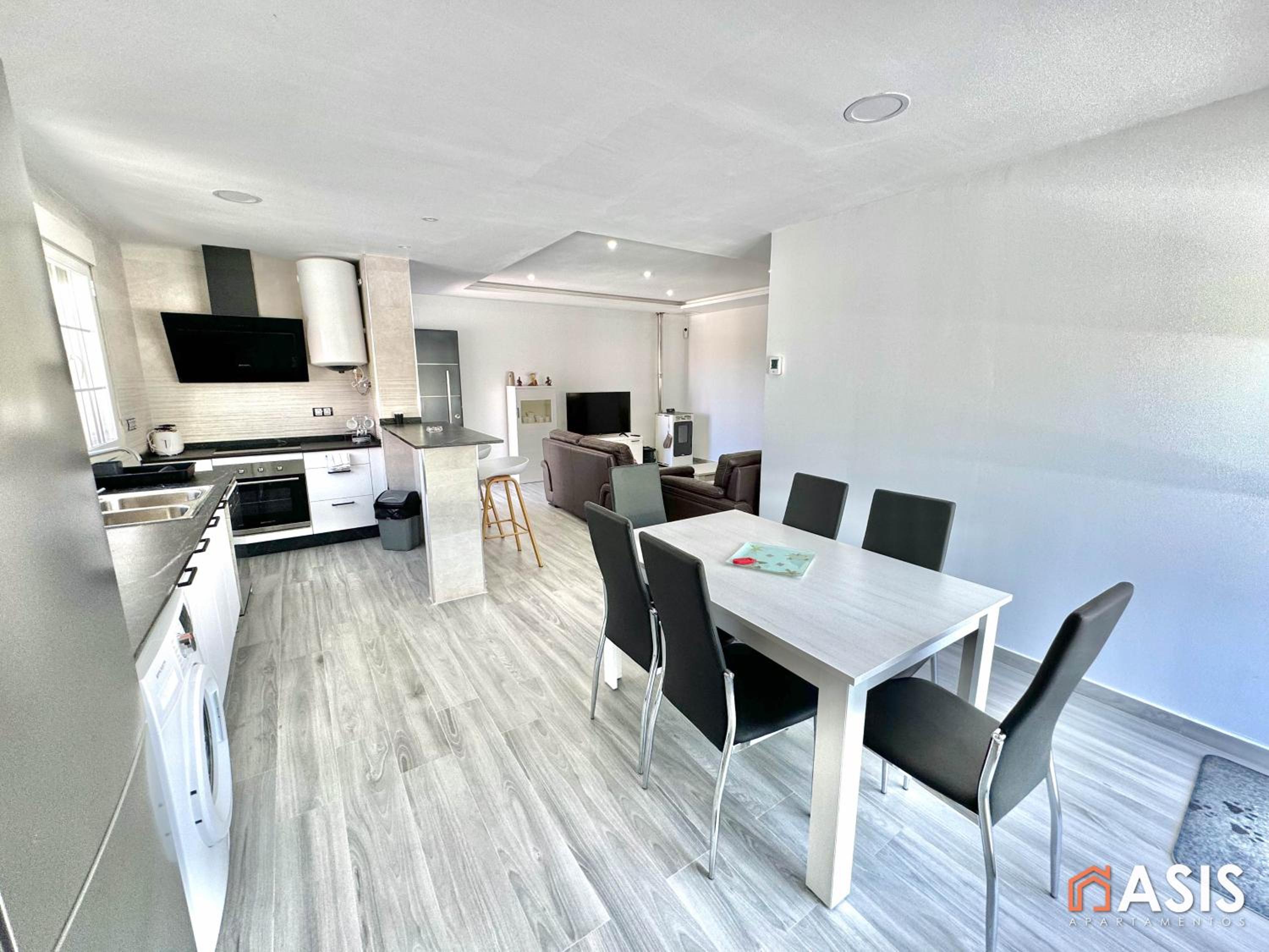 Three-Bedroom House photo 3