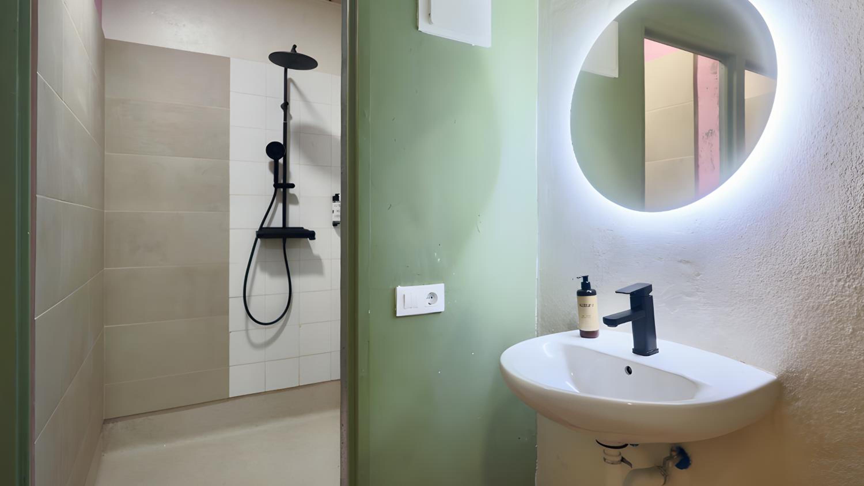 Bed in 6 Beds Room and Shared Bathroom  photo 2