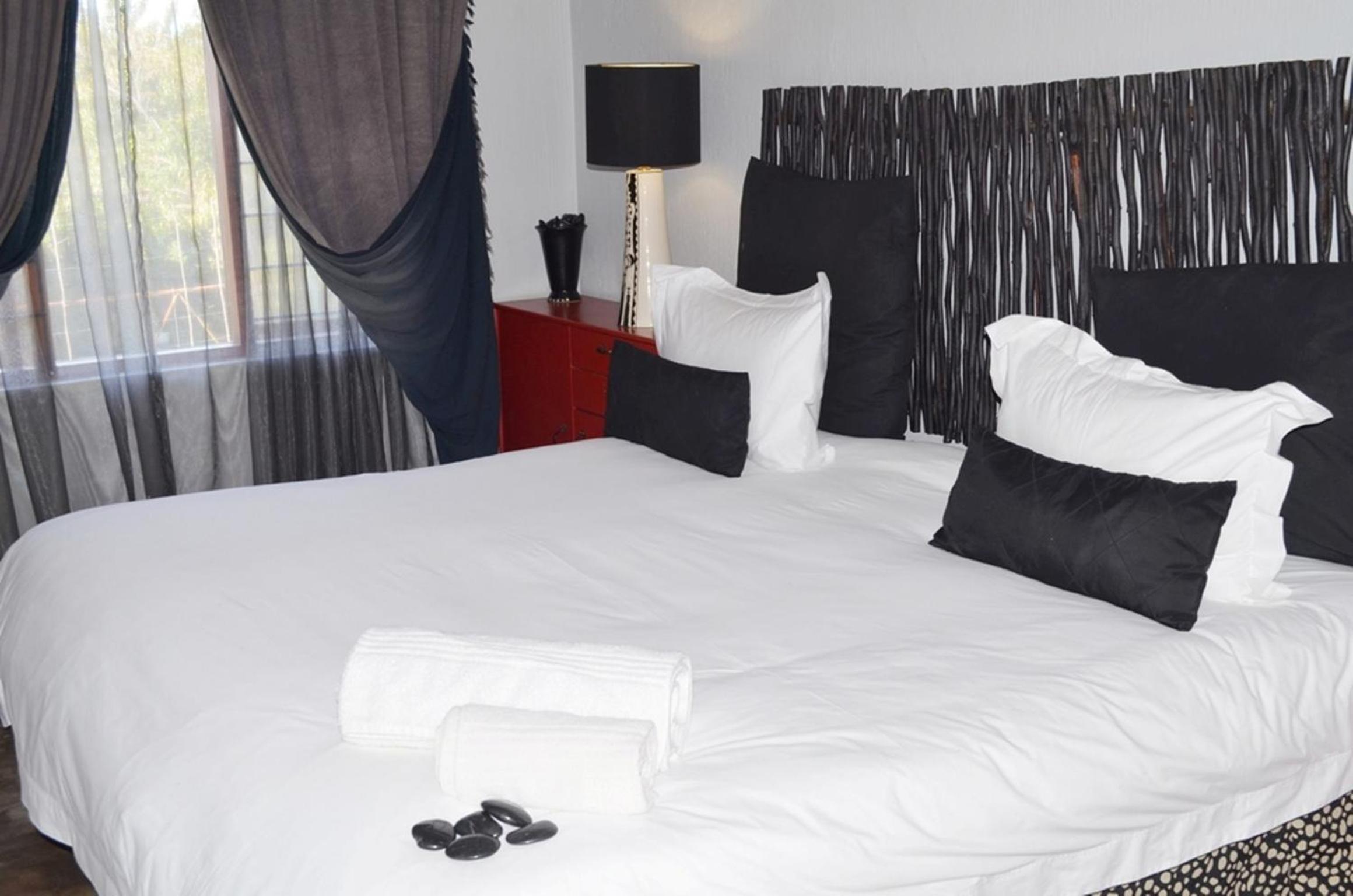 Deluxe King Suite - Photo 3