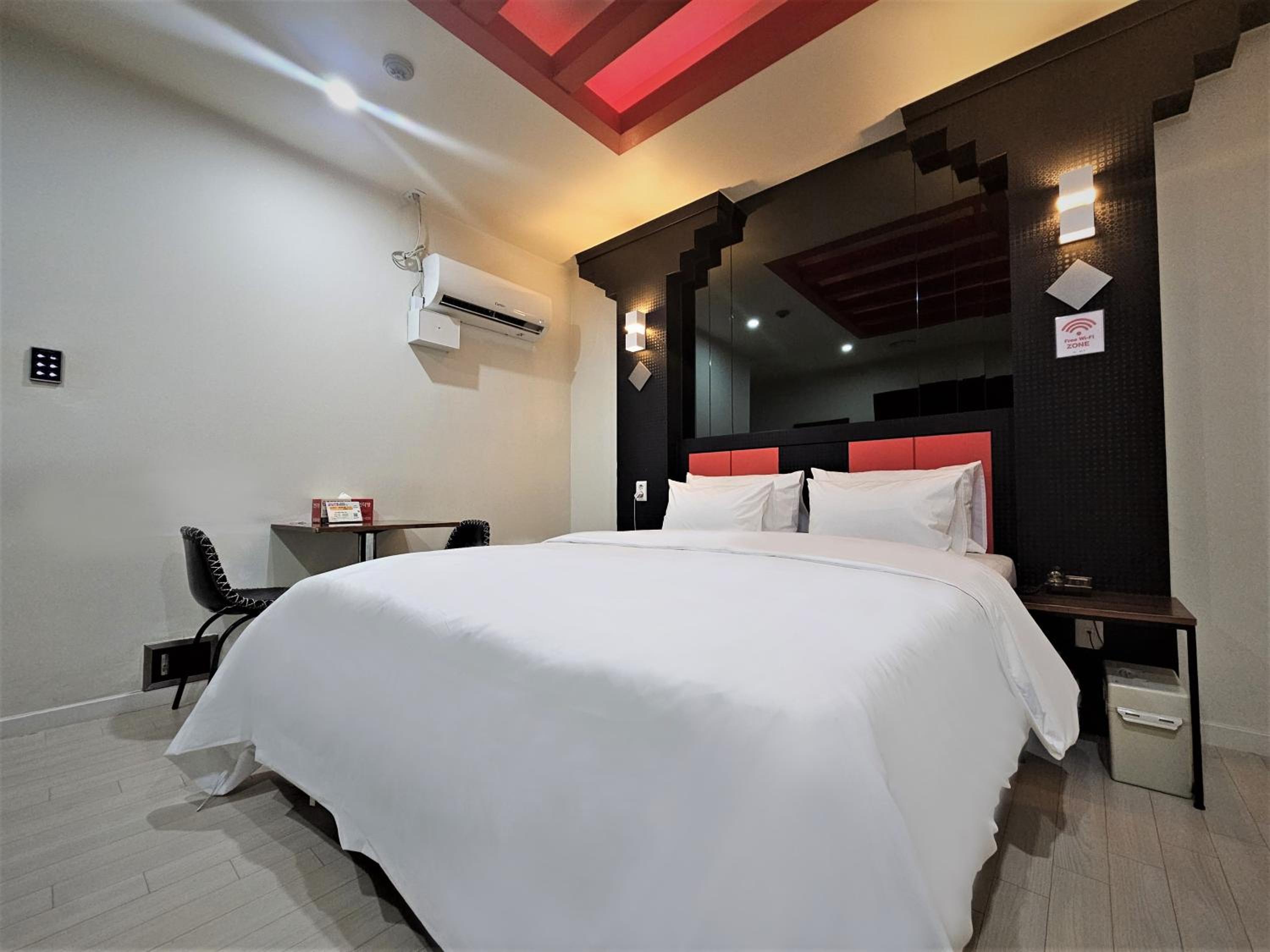 Deluxe Double Room - Photo 12