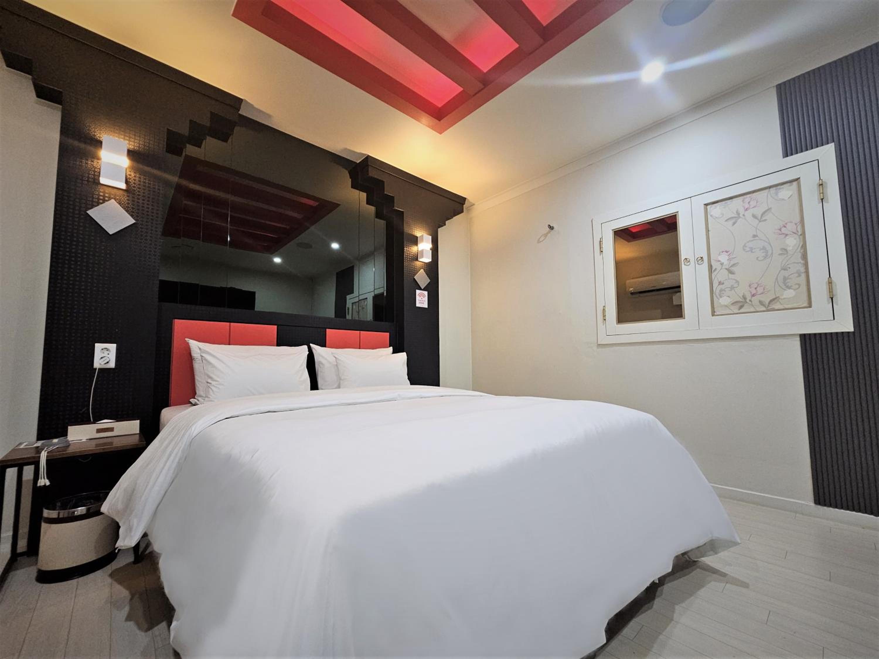 Deluxe Double Room - Photo 9