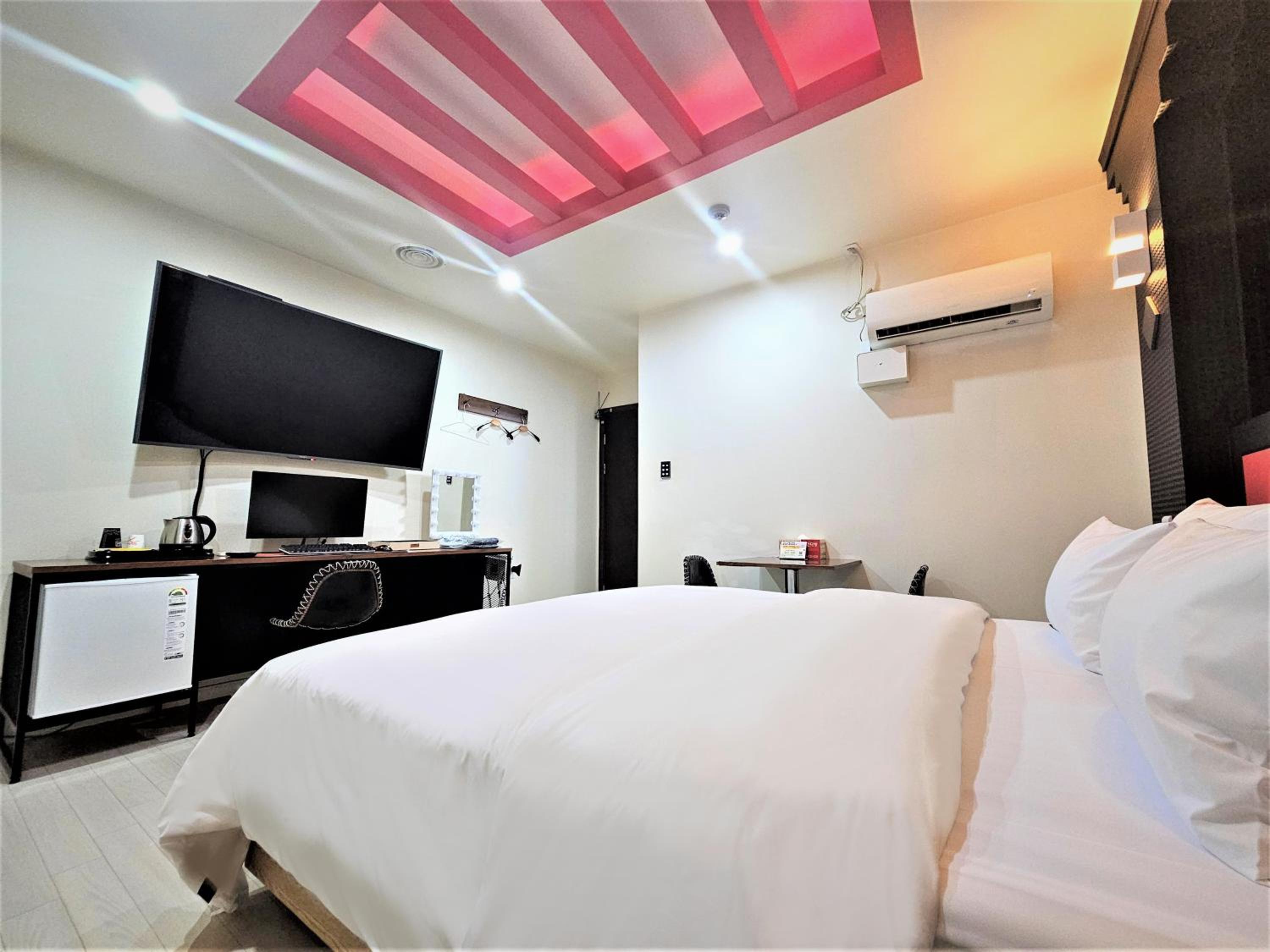 Deluxe Double Room - Photo 8