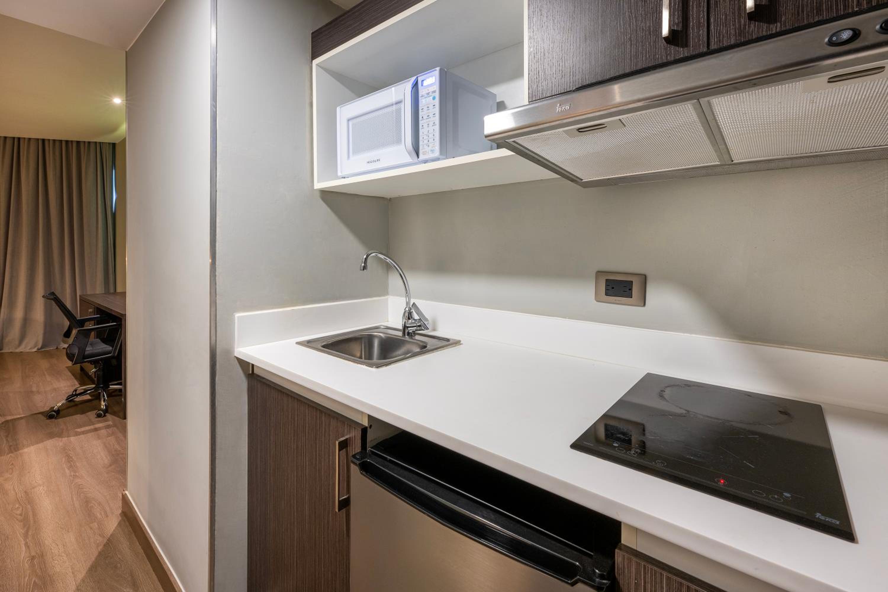 Executive Room with Kitchenette thumbnail 6