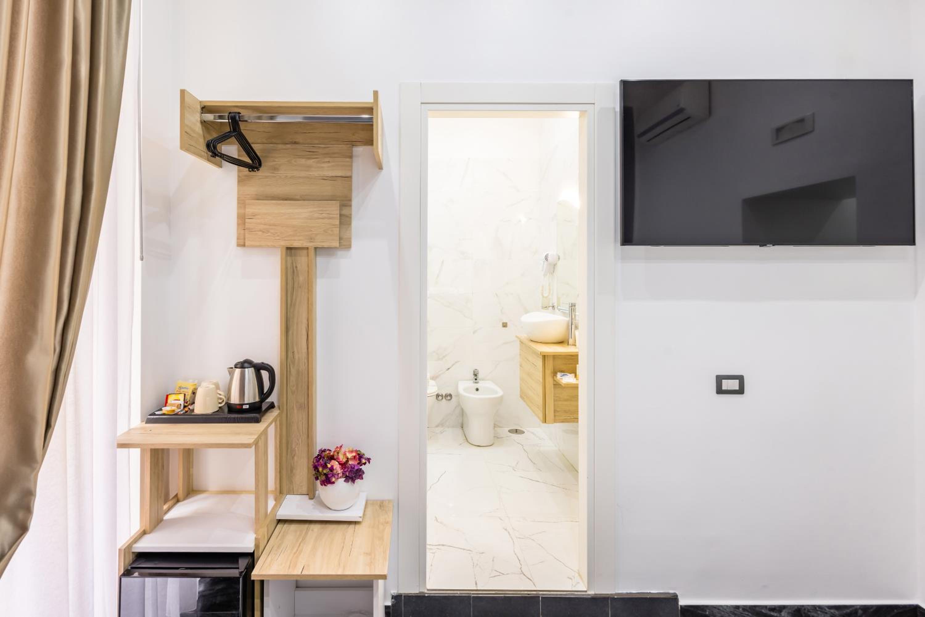 Small Double Room thumbnail 5